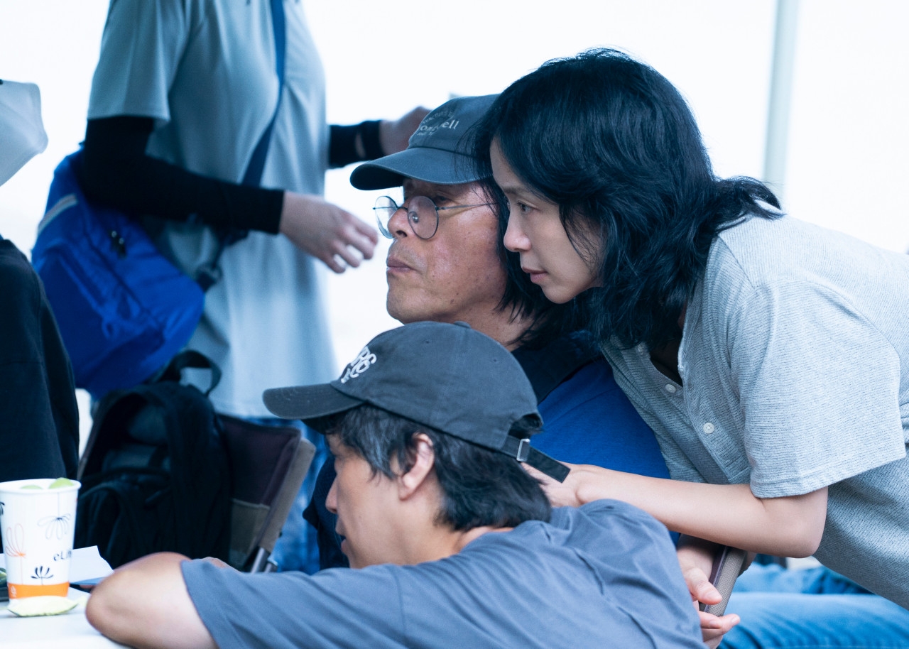 Đạo diễn Lee Chang-dong (giữa) tại trường quay bộ phim &ldquo;Possible Love&rdquo;. (Ảnh: Netflix)
