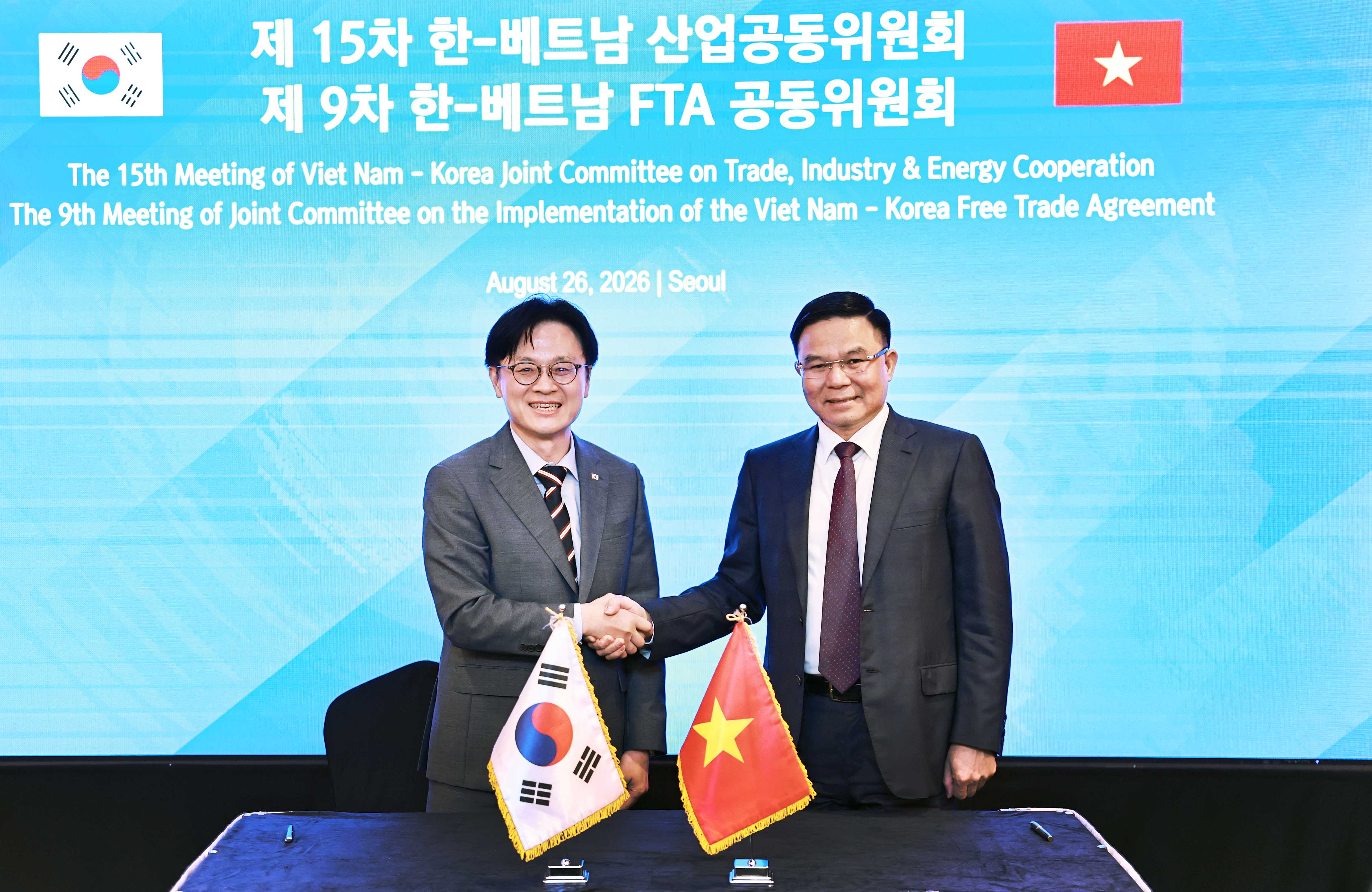 Ng&agrave;y 26/8, Bộ trưởng Bộ C&ocirc;ng nghiệp v&agrave; Thương mại&nbsp;H&agrave;n Quốc Kim Jung-Kwan (tr&aacute;i) v&agrave; Bộ trưởng Bộ C&ocirc;ng Thương Việt Nam L&ecirc; Mạnh H&ugrave;ng chụp ảnh lưu niệm tại lễ k&yacute; bi&ecirc;n bản thỏa thuận của Kỳ họp lần thứ 15 Ủy ban Hỗn hợp H&agrave;n Quốc - Việt Nam về Hợp t&aacute;c C&ocirc;ng nghiệp v&agrave; Kỳ họp lần thứ 9 Ủy ban Hỗn hợp H&agrave;n Quốc - Việt Nam về FTA, diễn ra tại Kh&aacute;ch sạn Lotte, quận Jung-gu, Seoul. (Ảnh:&nbsp;Bộ C&ocirc;ng nghiệp v&agrave; Thương mại&nbsp;H&agrave;n Quốc)