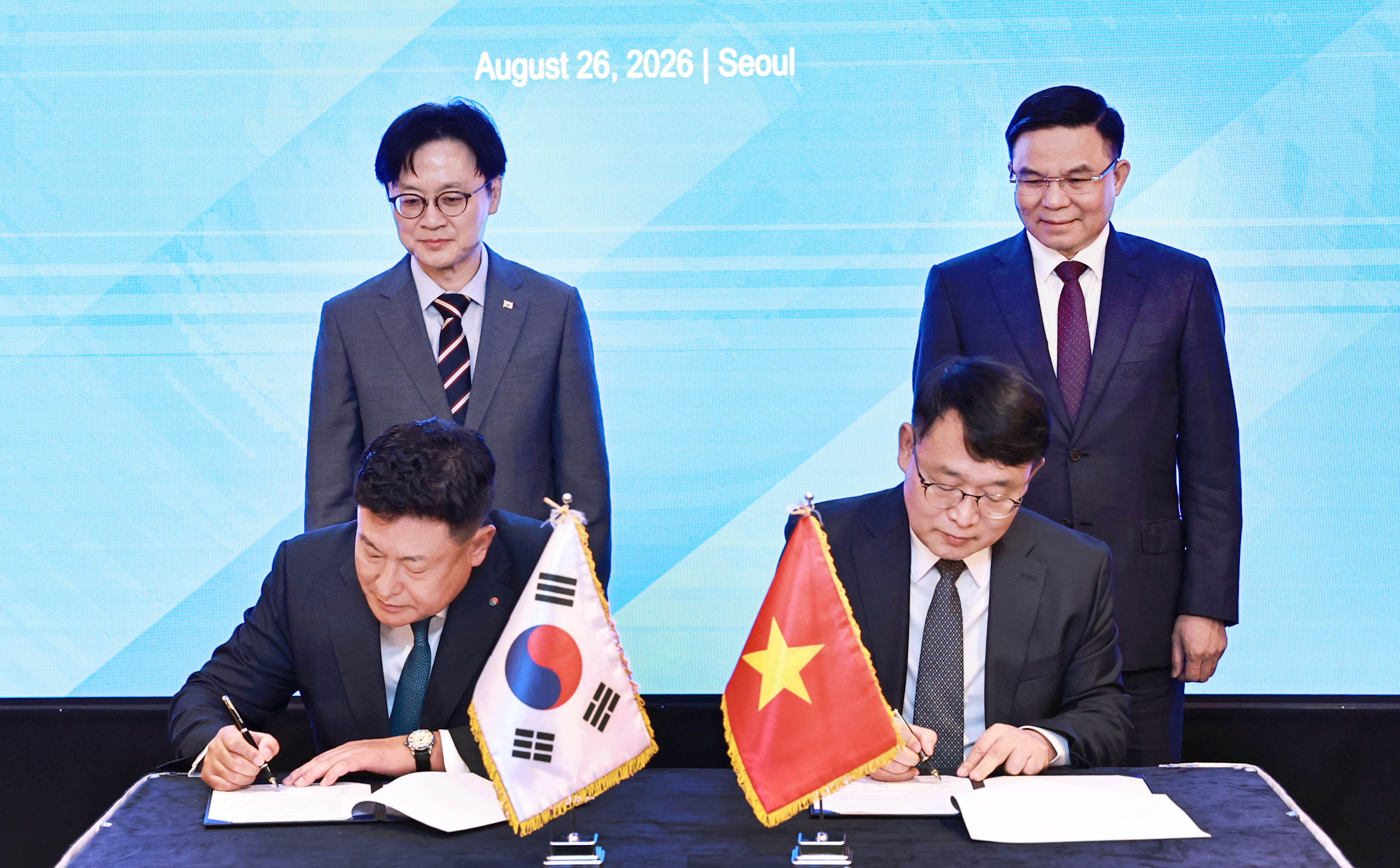 Ng&agrave;y 26/8, đại diện Tổng c&ocirc;ng ty Dầu kh&iacute; Quốc gia H&agrave;n Quốc&nbsp;v&agrave; C&ocirc;ng ty Dự trữ Dầu kh&iacute; PetroVietnam (PVOS) k&yacute; 'Bi&ecirc;n bản ghi nhớ (MOU) về hợp t&aacute;c x&acirc;y dựng kho dự trữ dầu ở&nbsp;Việt Nam' tại Kh&aacute;ch sạn Lotte, quận Jung-gu, Seoul. (Ảnh:&nbsp;Bộ C&ocirc;ng nghiệp v&agrave; Thương mại&nbsp;H&agrave;n Quốc)