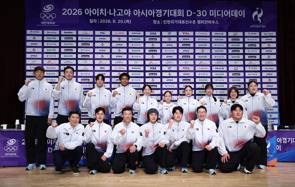 Ng&agrave;y 20/8, c&aacute;c đại biểu chụp ảnh lưu niệm tại sự kiện Media Day D-30 Đại hội Thể thao ch&acirc;u &Aacute; Aichi-Nagoya 2026, diễn ra tại L&agrave;ng vận động vi&ecirc;n quốc gia ở Jincheon, tỉnh Bắc Chungcheong. (Ảnh:&nbsp;Yonhap News)