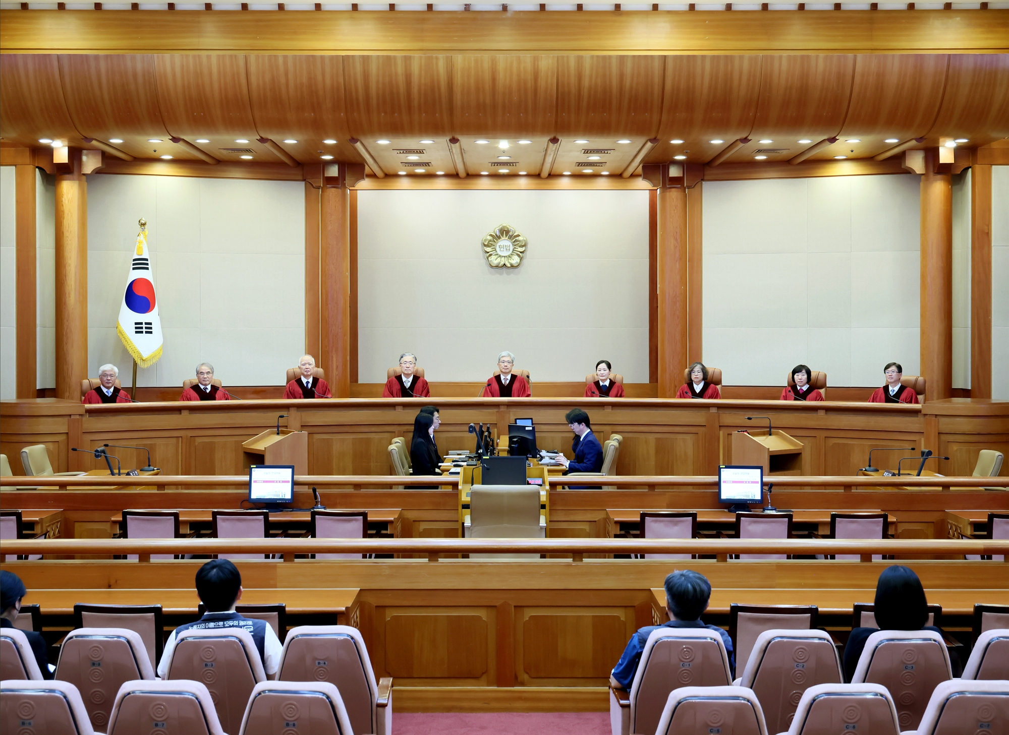 Chiều 27/8 l&uacute;c 14:00, tại ph&ograve;ng xử &aacute;n ch&iacute;nh, T&ograve;a &aacute;n Hiến ph&aacute;p H&agrave;n Quốc đ&atilde; ra ph&aacute;n quyết đối với tổng cộng 28 vụ việc, trong đ&oacute; c&oacute; ph&aacute;n quyết x&aacute;c định việc kh&ocirc;ng ban h&agrave;nh luật quy định về đăng k&yacute; khai sinh cho trẻ em nước ngo&agrave;i l&agrave; vi hiến (vụ &aacute;n 2022Hun-Ma255 v&agrave; c&aacute;c vụ li&ecirc;n quan). (Ảnh:&nbsp;T&ograve;a &aacute;n Hiến ph&aacute;p H&agrave;n Quốc)
