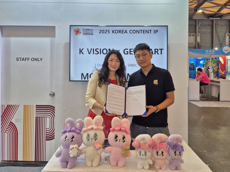 Tháng 10/2025, tại gian hàng chung của Hàn Quốc ở “China Licensing Expo” diễn ra ở Trung tâm Triển lãm Quốc tế Mới Thượng Hải, Trung Quốc, KB Vision (trái) – công ty chuyên lập kế hoạch và tư vấn cấp phép cho các nhân vật trong và ngoài Hàn Quốc như “Esther Bunny” và “Shucream Rabbit Shuya” – đã ký biên bản ghi nhớ (MOU) với doanh nghiệp Trung Quốc GENIO ART. (Ảnh: Cơ quan Nội dung Sáng tạo Hàn Quốc)