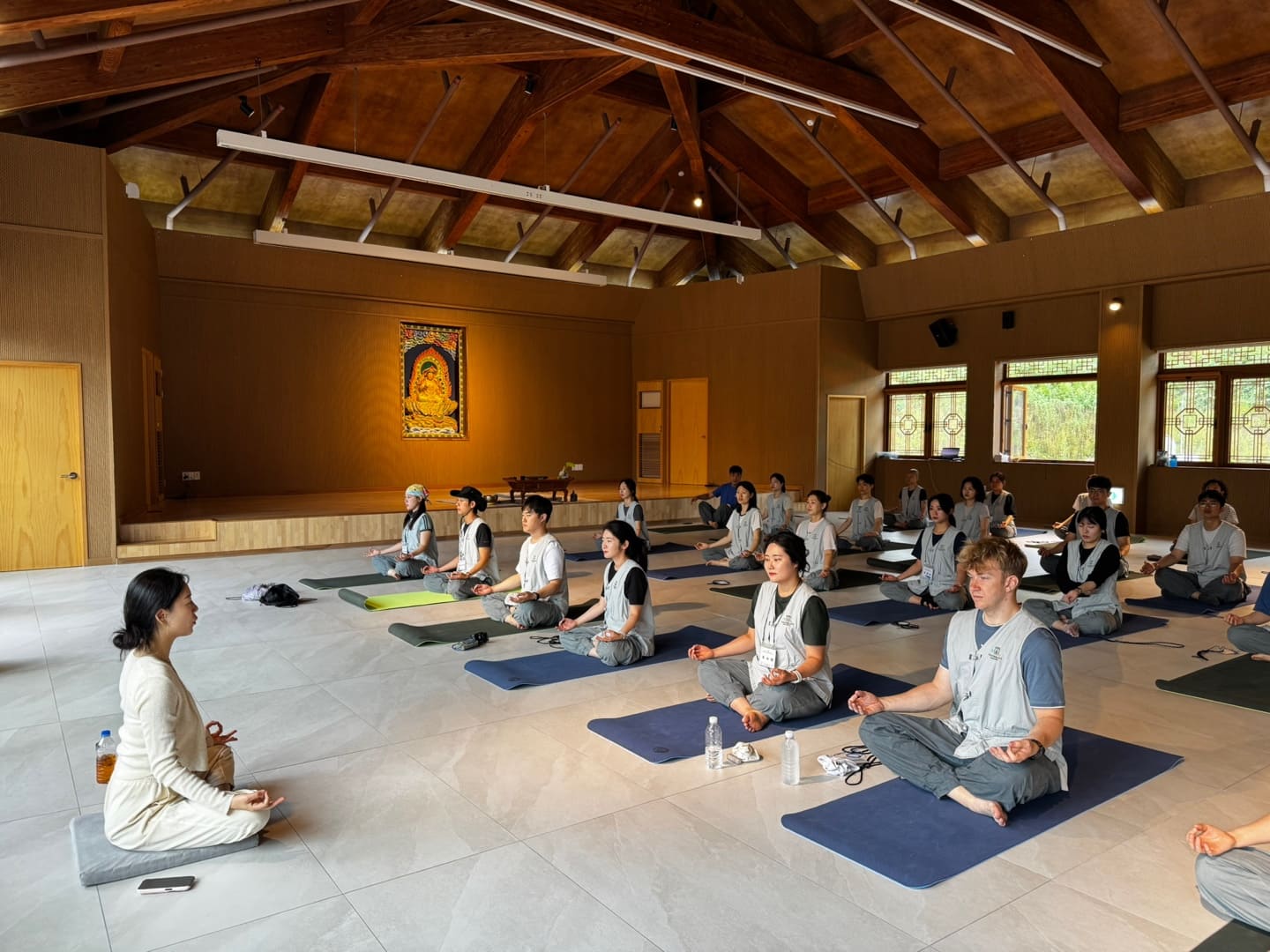 Cơ quan&nbsp;X&uacute;c tiến Văn h&oacute;a Phật gi&aacute;o H&agrave;n Quốc tổ chức chương tr&igrave;nh Templestay đặc biệt d&agrave;nh cho người nước ngo&agrave;i trong th&aacute;ng 9. Ảnh chụp chương tr&igrave;nh thiền tại ch&ugrave;a Naksansa ở Yangyang. (Ảnh: Cơ quan&nbsp;X&uacute;c tiến Văn h&oacute;a Phật gi&aacute;o H&agrave;n Quốc)