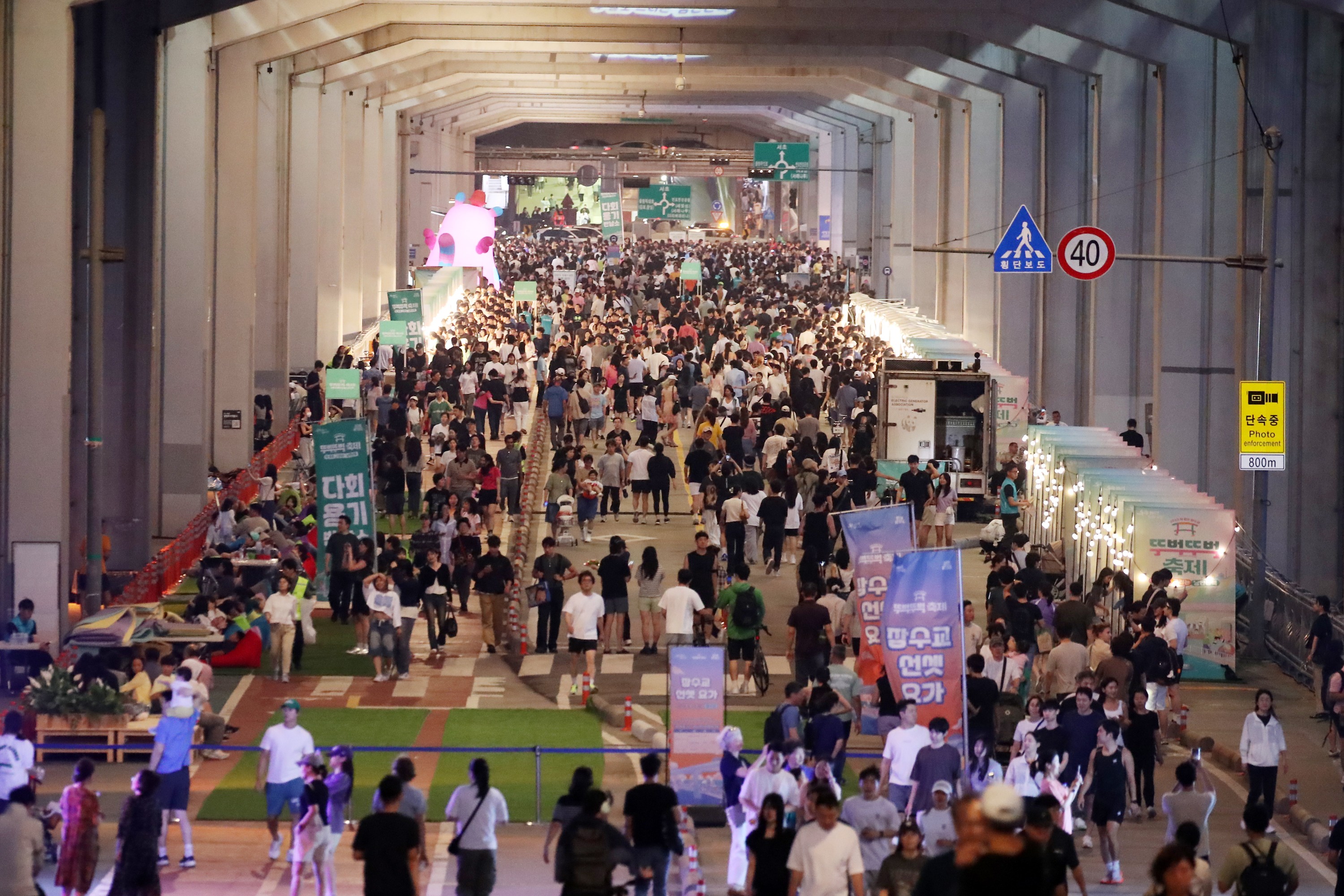 Ch&iacute;nh quyền th&agrave;nh phố Seoul đ&atilde; ph&aacute;t h&agrave;nh phi&ecirc;n bản m&ugrave;a thu của &ldquo;Bản đồ lễ hội Seoul&rdquo;, gi&uacute;p người d&acirc;n v&agrave; du kh&aacute;ch dễ d&agrave;ng tra cứu th&ocirc;ng tin về nhiều lễ hội diễn ra tại Seoul trong m&ugrave;a thu năm nay. Trong ảnh l&agrave; &ldquo;Lễ hội đi bộ cầu Jamsugyo&rdquo; được tổ chức v&agrave;o m&ugrave;a xu&acirc;n năm ngo&aacute;i. (Ảnh:&nbsp;Ch&iacute;nh quyền th&agrave;nh phố Seoul)