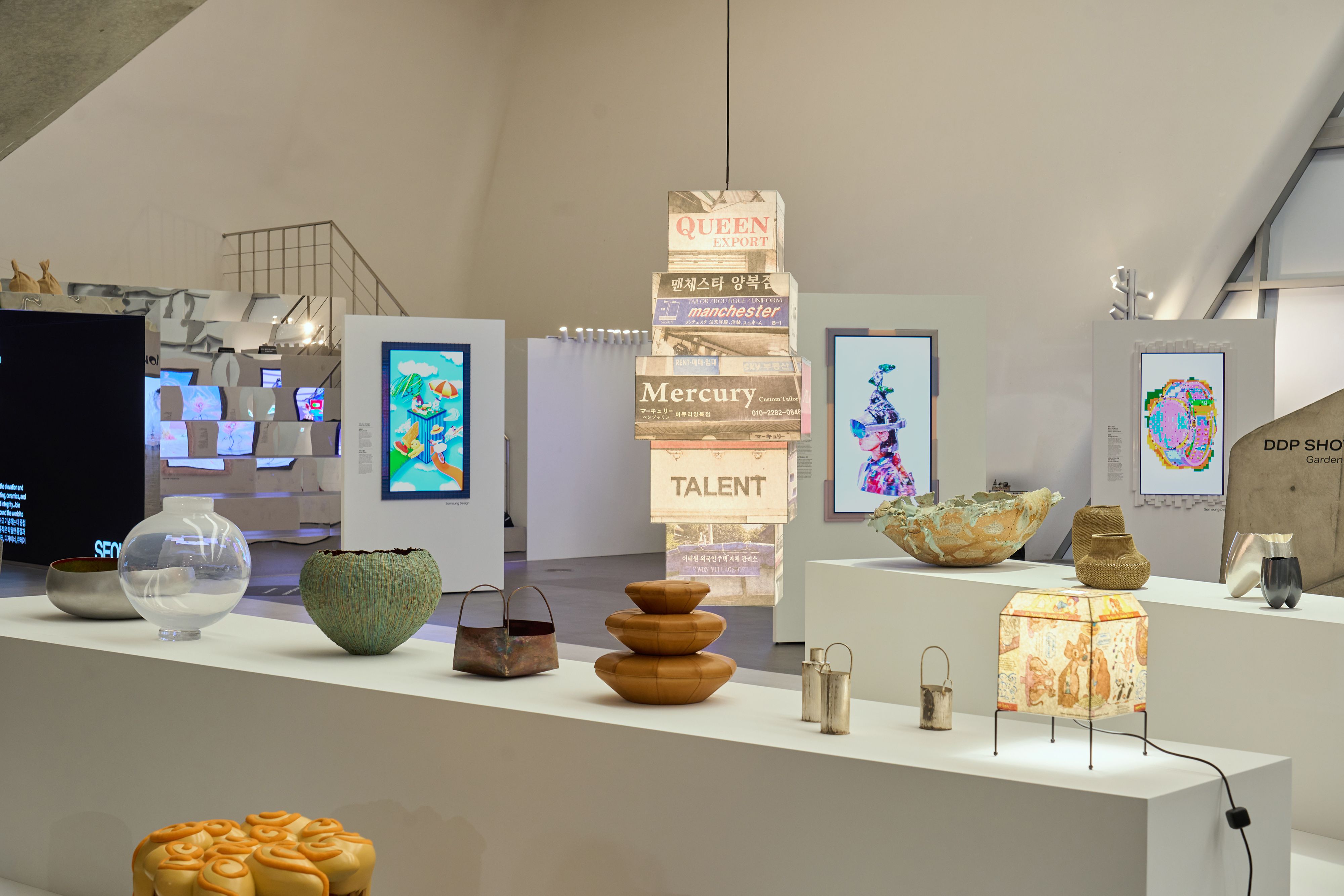 Triển l&atilde;m&nbsp;&ldquo;Design Miami Seoul 2026&rdquo;, diễn ra từ ng&agrave;y 1-6/9 tại Dongdaemun Design Plaza (DDP), quận Jung-gu, Seoul, trưng b&agrave;y c&aacute;c t&aacute;c phẩm thiết kế&nbsp;đa dạng như nội thất, đ&egrave;n chiếu s&aacute;ng v&agrave; h&agrave;ng&nbsp;thủ c&ocirc;ng mỹ nghệ. (Ảnh: Tổ chức&nbsp;Thiết kế Seoul)