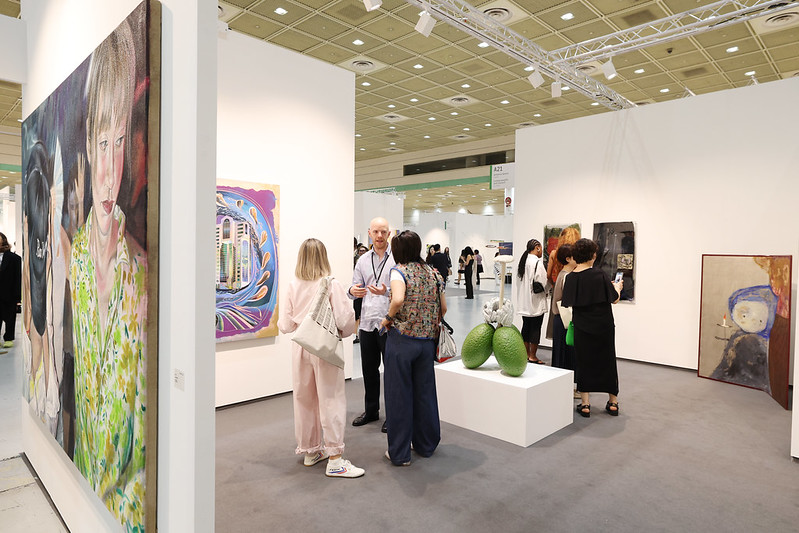 Kiaf Seoul và Frieze Seoul sẽ tham gia “Lễ hội Mỹ thuật Hàn Quốc 2026” diễn ra trong tháng 9 năm nay. Ảnh chụp khách tham quan thưởng lãm các tác phẩm tại Kiaf Seoul và Frieze Seoul ngày 3/9 năm ngoái. (Ảnh: Korea.net)