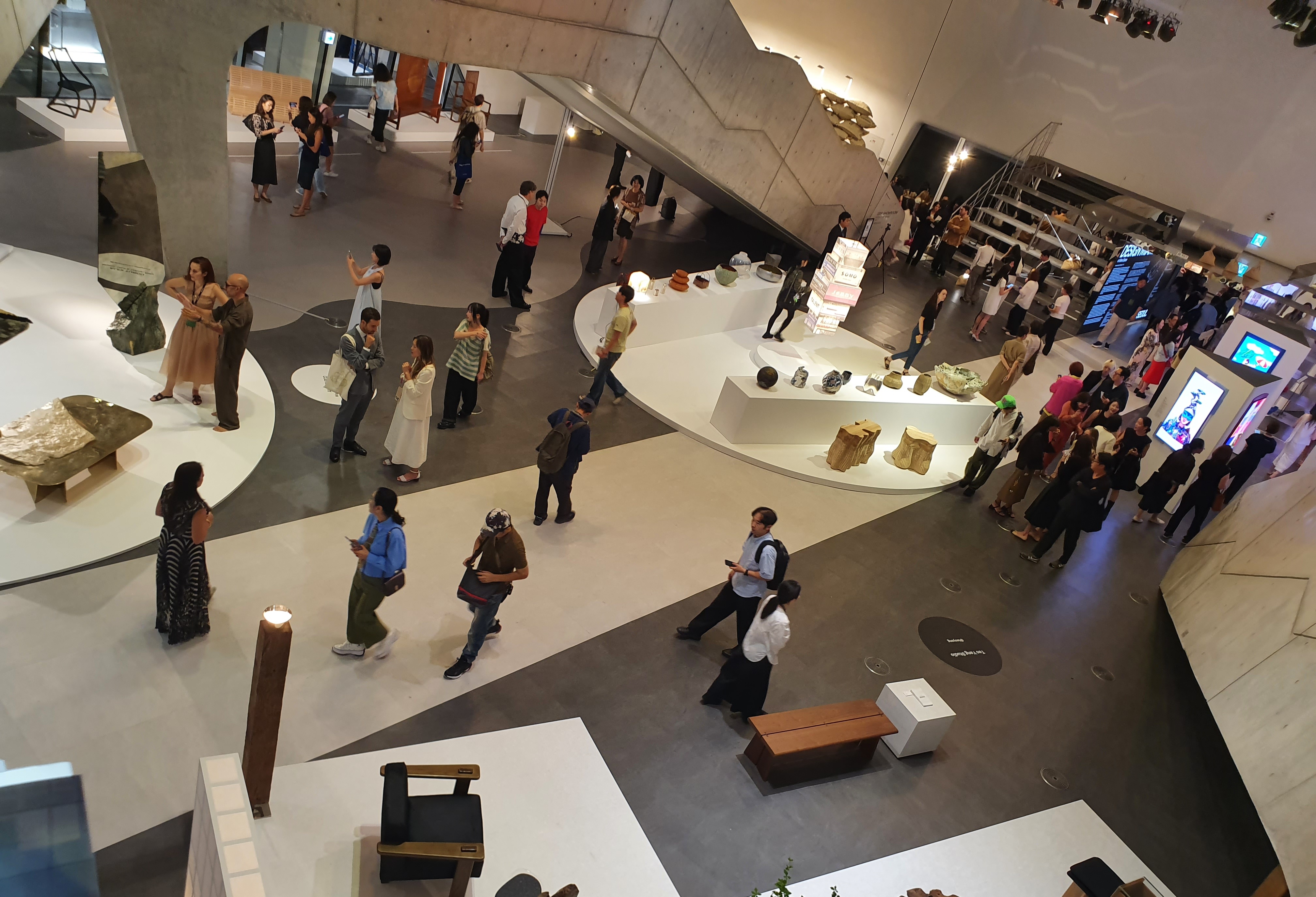 Kh&aacute;ch tham quan đang chi&ecirc;m ngưỡng c&aacute;c t&aacute;c phẩm trưng b&agrave;y tại sự kiện preview &ldquo;Design Miami Seoul 2026&rdquo; diễn ra tại Dongdaemun Design Plaza (DDP), quận Jung-gu, Seoul. (Ảnh: Nguyễn Thị Th&aacute;i Uy&ecirc;n)