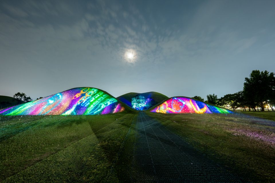 Quần thể lăng mộ cổ Daereungwon ở th&agrave;nh phố Gyeongju, tỉnh Gyeongsangbuk-do được chiếu s&aacute;ng với nghệ thuật truyền th&ocirc;ng. (Ảnh:&nbsp;Trang web Chiến dịch Tham quan Di sản Quốc gia)