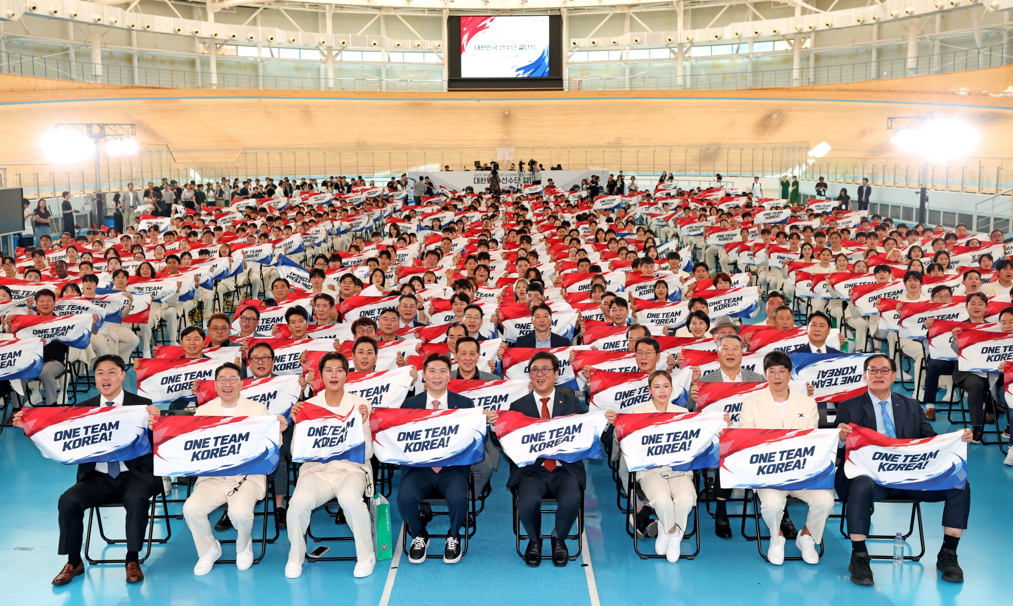 Ngày 3/9, các đại biểu tham dự lễ xuất quân Đại hội Thể thao châu Á Aichi-Nagoya 2026 tại Làng Vận động viên Jincheon, tỉnh Chungcheongbuk, hô vang “Cố lên!”, chúc đoàn thể thao Hàn Quốc thi đấu thành công. (Ảnh: Heo Man-jin / Bộ Văn hóa, Thể thao và Du lịch Hàn Quốc)