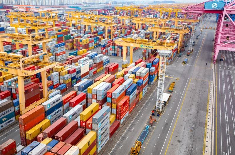 Kim ngạch xuất khẩu của H&agrave;n Quốc t&iacute;nh đến ng&agrave;y 5/9 đạt 709,4 tỷ USD, vượt tổng kim ngạch xuất khẩu của cả năm ngo&aacute;i. Ảnh chụp c&aacute;c container chất cao&nbsp;tại Bến số 3, Cảng mới Busan. (Ảnh: Cơ quan Cảng vụ Busan)