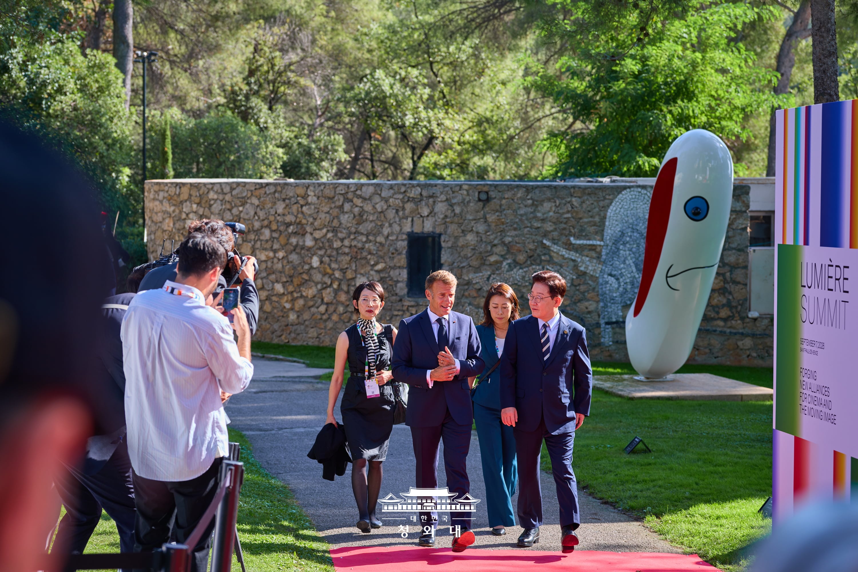 Tổng thống H&agrave;n Quốc Lee Jae Myung (phải) v&agrave; Tổng thống Ph&aacute;p Emmanuel Macron đang di chuyển tới địa điểm tổ chức Hội nghị thượng đỉnh quốc tế về điện ảnh v&agrave; nội dung nghe nh&igrave;n &ldquo;Lumi&egrave;re Summit&rdquo; tại Fondation Maeght ở Saint-Paul-de-Vence, Ph&aacute;p, ng&agrave;y 7/9 (giờ địa phương). (Ảnh: Nh&agrave; Xanh)