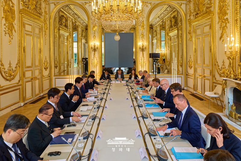 Tổng thống Lee Jae Myung tham dự hội nghị thượng đỉnh mở rộng với Tổng thống Ph&aacute;p Emmanuel Macron tại Điện &Eacute;lys&eacute;e, Phủ Tổng thống Ph&aacute;p, ng&agrave;y 8/9 (giờ địa phương), sau bữa trưa ri&ecirc;ng giữa hai nh&agrave; l&atilde;nh đạo. (Ảnh: Nh&agrave; Xanh)