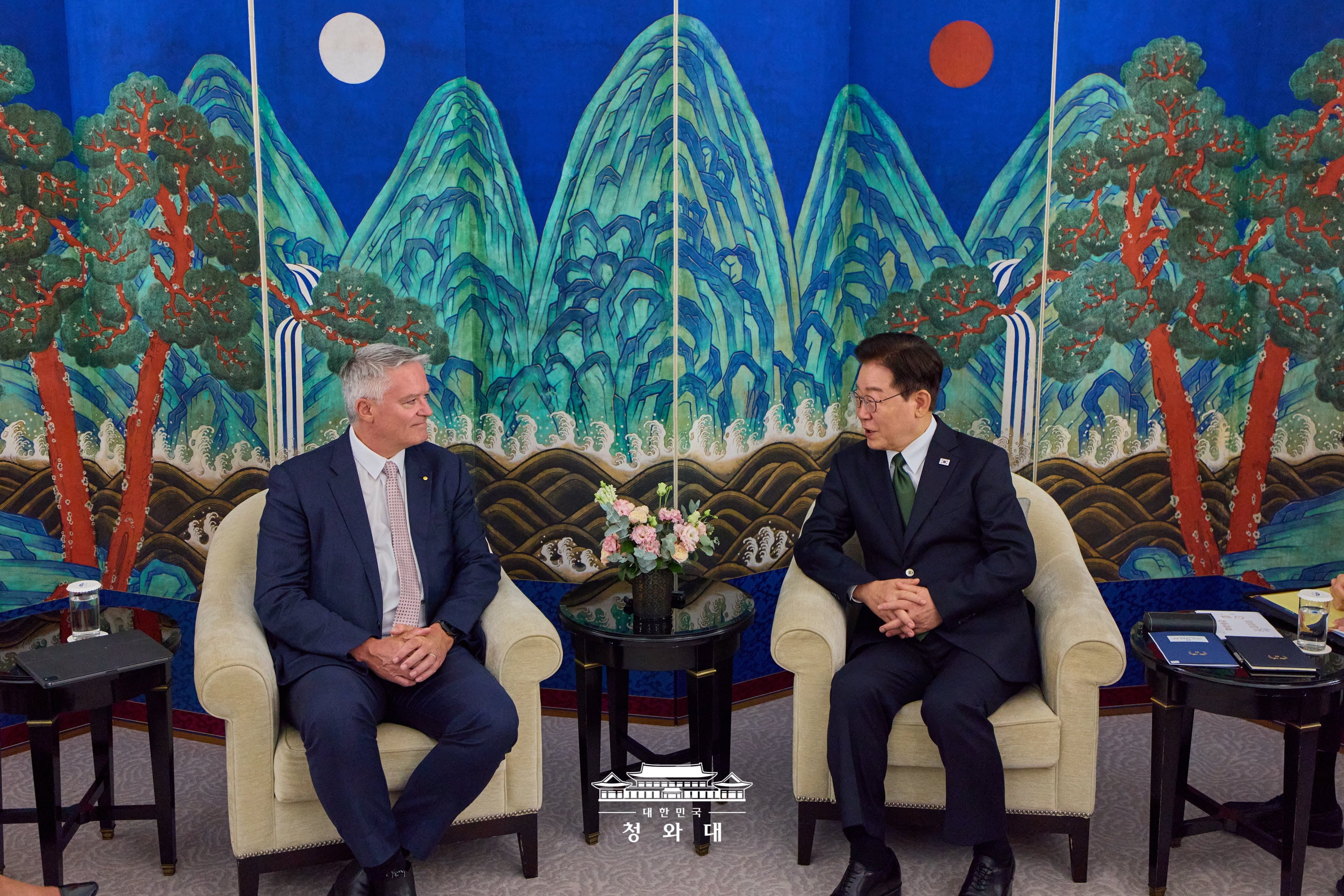 Tổng thống Lee Jae Myung (b&ecirc;n phải) tiếp Tổng Thư k&yacute; Tổ chức Hợp t&aacute;c v&agrave; Ph&aacute;t triển Kinh tế (OECD) Mathias Cormann tại một kh&aacute;ch sạn ở Paris, Ph&aacute;p, ng&agrave;y 9/9 (giờ địa phương). (Ảnh: Nh&agrave; Xanh)
