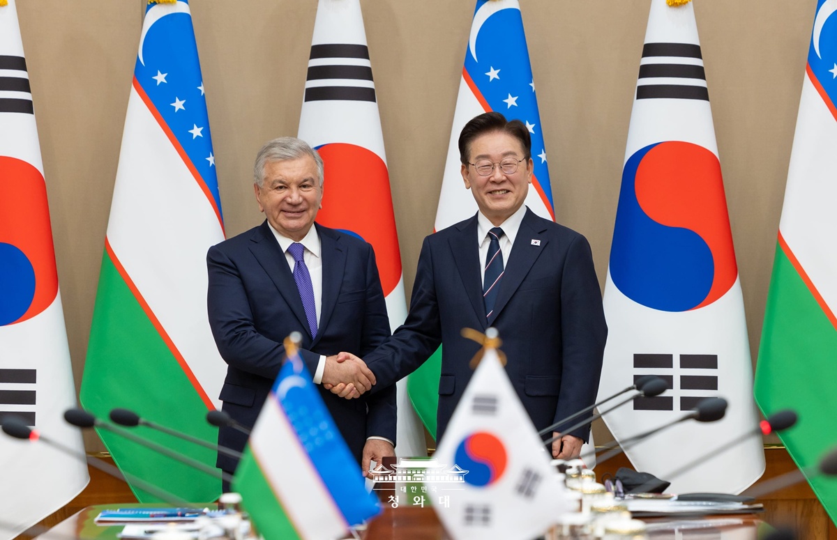 Ng&agrave;y 14/9, Tổng thống Lee Jae Myung bắt tay Tổng thống Uzbekistan Shavkat Mirziyoyev tại Hội nghị thượng đỉnh mở rộng H&agrave;n-Uzbekistan diễn ra tại Nh&agrave; Xanh ở quận Jongno, Seoul. (Ảnh: Nh&agrave; Xanh)