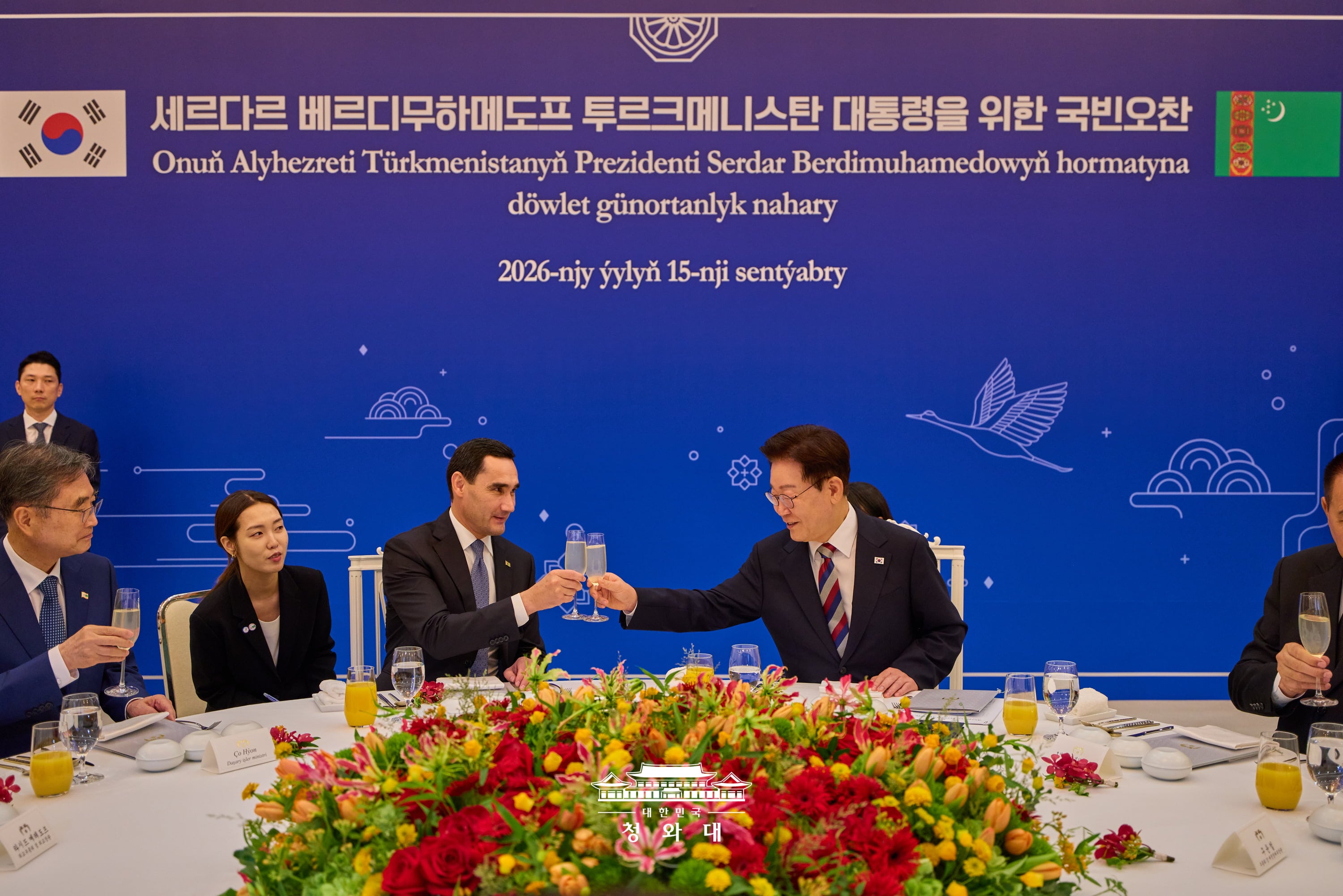 Tổng thống Lee Jae Myung (phải) v&agrave; Tổng thống Turkmenistan Serdar Berdimuhamedow n&acirc;ng ly tại tiệc trưa ch&agrave;o mừng chuyến thăm cấp Nh&agrave; nước được tổ chức tại Nh&agrave; Xanh ng&agrave;y 15/9. (Ảnh: Nh&agrave; Xanh)