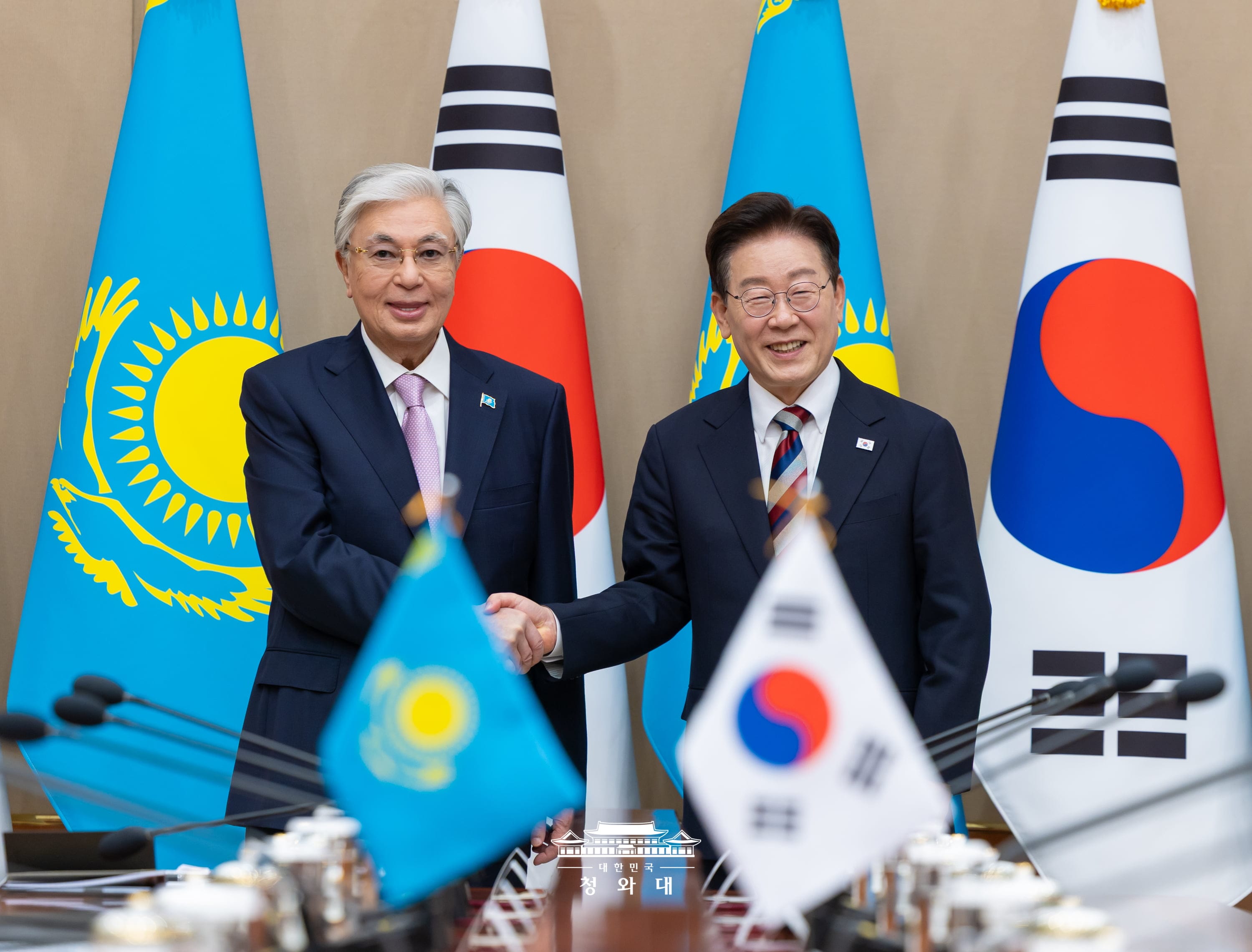 Tổng thống Lee Jae Myung (phải) v&agrave; Tổng thống Kazakhstan Kassym-Jomart Tokayev bắt tay trước thềm hội đ&agrave;m thượng đỉnh mở rộng tại Nh&agrave; Xanh ở Seoul ng&agrave;y 15/9. (Ảnh: Nh&agrave; Xanh) 