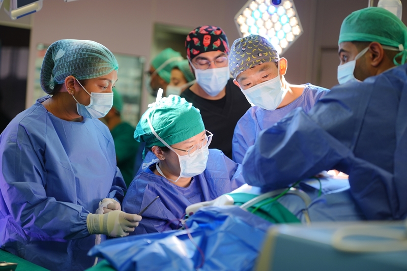 Viện Ph&aacute;t triển C&ocirc;ng nghiệp Y tế H&agrave;n Quốc&nbsp;ng&agrave;y 17/9 c&ocirc;ng bố kết quả &ldquo;Khảo s&aacute;t nhận thức ở nước ngo&agrave;i về dịch vụ y tế H&agrave;n Quốc năm 2025&rdquo;. Ảnh: Đội ngũ y tế Bệnh viện Asan Seoul hướng dẫn kỹ thuật phẫu thuật cho ca t&aacute;i ph&aacute;t ung thư tuyến gi&aacute;p phức tạp tại Kuwait v&agrave;o năm ngo&aacute;i. Ảnh:&nbsp;Bệnh viện Asan Seoul)