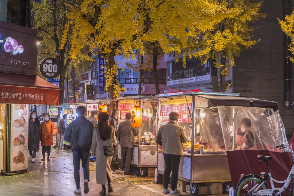 Jongno 3-ga ở Seoul&nbsp;đứng đầu danh s&aacute;ch &ldquo;Những khu phố th&uacute; vị nhất thế giới&rdquo; (The World&rsquo;s Coolest Neighbourhoods). Ảnh chụp khung cảnh c&aacute;c qu&aacute;n ăn lề đường&nbsp;tại Jongno 3-ga. (Ảnh: Cơ quan&nbsp;Du lịch Seoul)