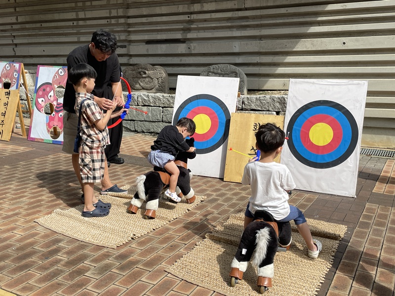 Du khách trải nghiệm bắn cung tại khu trò chơi dân gian trong khuôn khổ sự kiện Chuseok “Chuseok Wassyu”, được tổ chức từ ngày 14~15/9/2024 tại Bảo tàng Quốc gia Cheongju, thành phố Cheongju, tỉnh Chungcheongbuk-do. (Ảnh: Bảo tàng Quốc gia Cheongju)