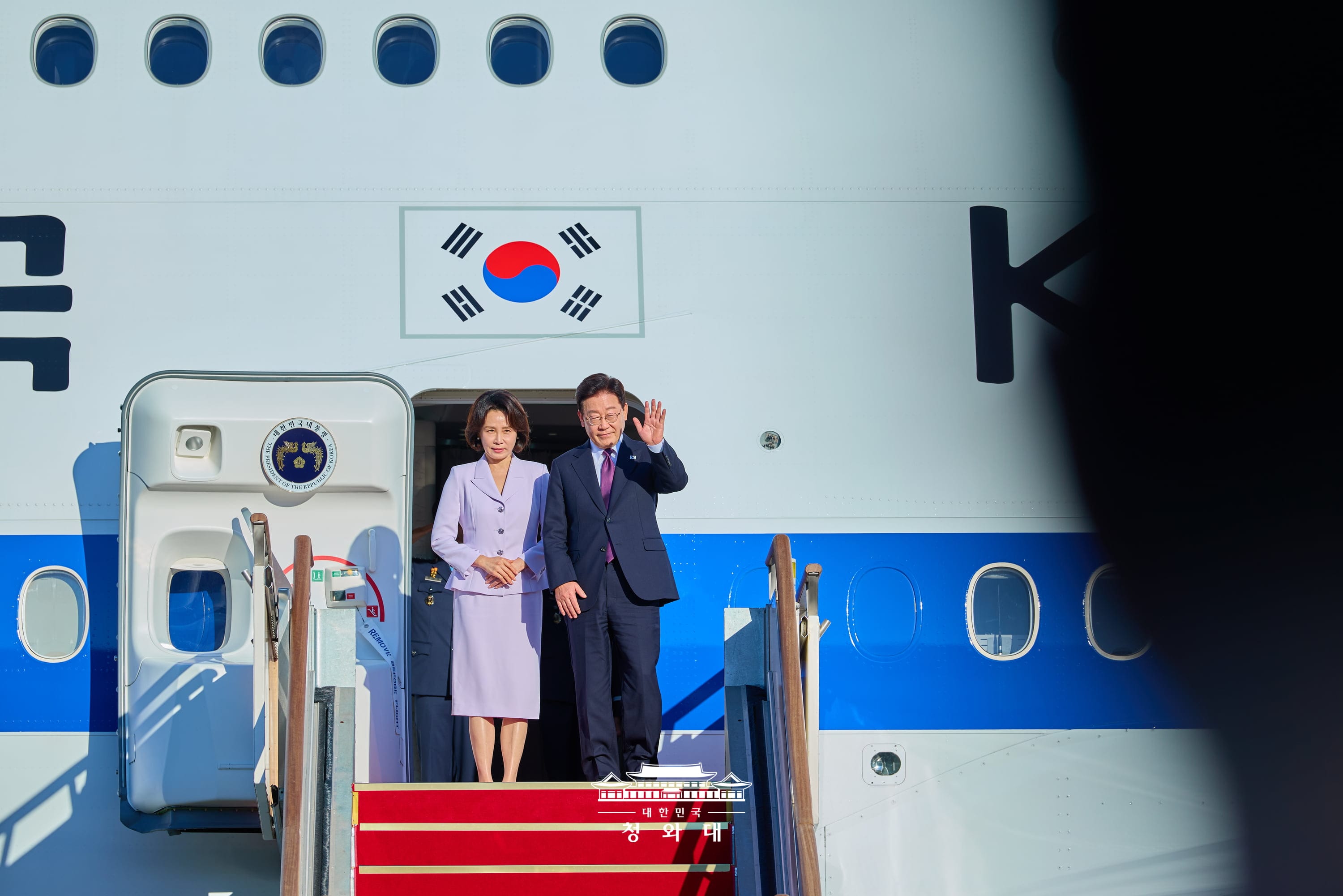 Tổng thống Lee Jae Myung v&agrave; Phu nh&acirc;n Kim Hye Kyung ch&agrave;o tạm biệt trước chuy&ecirc;n cơ Kh&ocirc;ng qu&acirc;n số 1 tại S&acirc;n bay Seoul ở Seongnam, tỉnh Gyeonggi, ng&agrave;y 21/9, trước khi l&ecirc;n đường tham dự Đại hội đồng Li&ecirc;n Hợp Quốc v&agrave; thăm cấp Nh&agrave; nước Mexico. (Ảnh: Nh&agrave; Xanh)