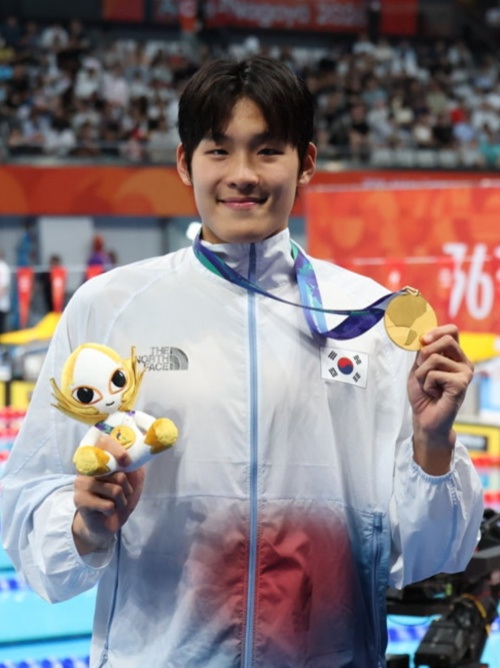 Vận động vi&ecirc;n Kim Young Beom cầm tr&ecirc;n tay tấm huy chương v&agrave;ng. (Ảnh:&nbsp;Instagram của Kim Young Beom)