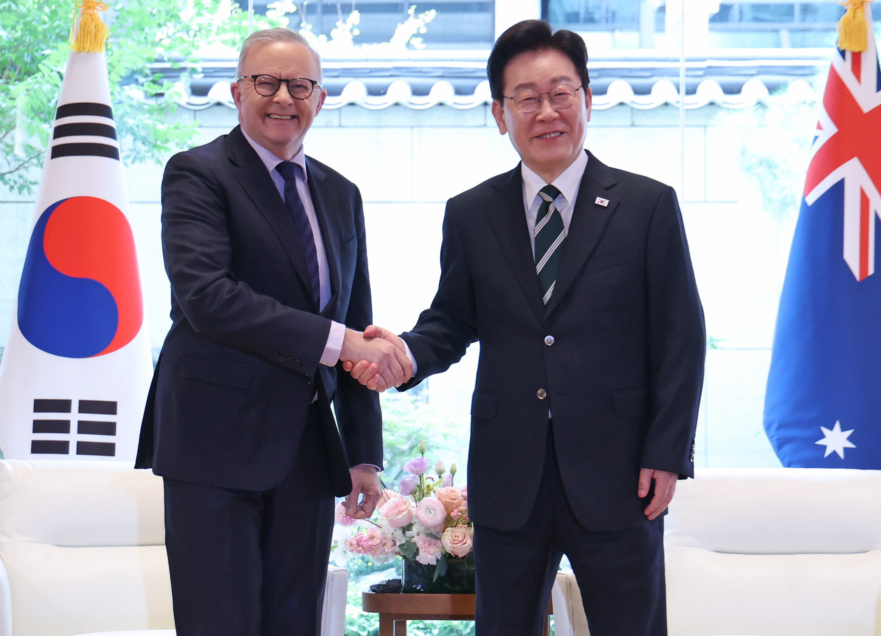 Tổng thống Lee Jae Myung (bên phải) và Thủ tướng Australia Anthony Albanese bắt tay trước cuộc hội đàm song phương tại Hội trường Ban Ki-moon thuộc Tòa nhà Phái đoàn thường trực Hàn Quốc tại Liên Hợp Quốc ở New York, Mỹ, ngày 22/9 (giờ địa phương). (Ảnh: Yonhap News)