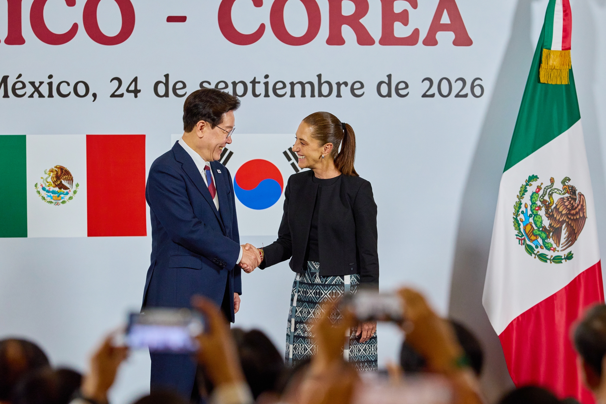 Tổng thống Lee Jae Myung (tr&aacute;i) v&agrave; Tổng thống Mexico Claudia Sheinbaum ch&agrave;o nhau sau khi kết th&uacute;c cuộc họp b&aacute;o chung tại Phủ Tổng thống ở Mexico City ng&agrave;y 24/9 (giờ địa phương). (Ảnh: Nh&agrave; Xanh) 