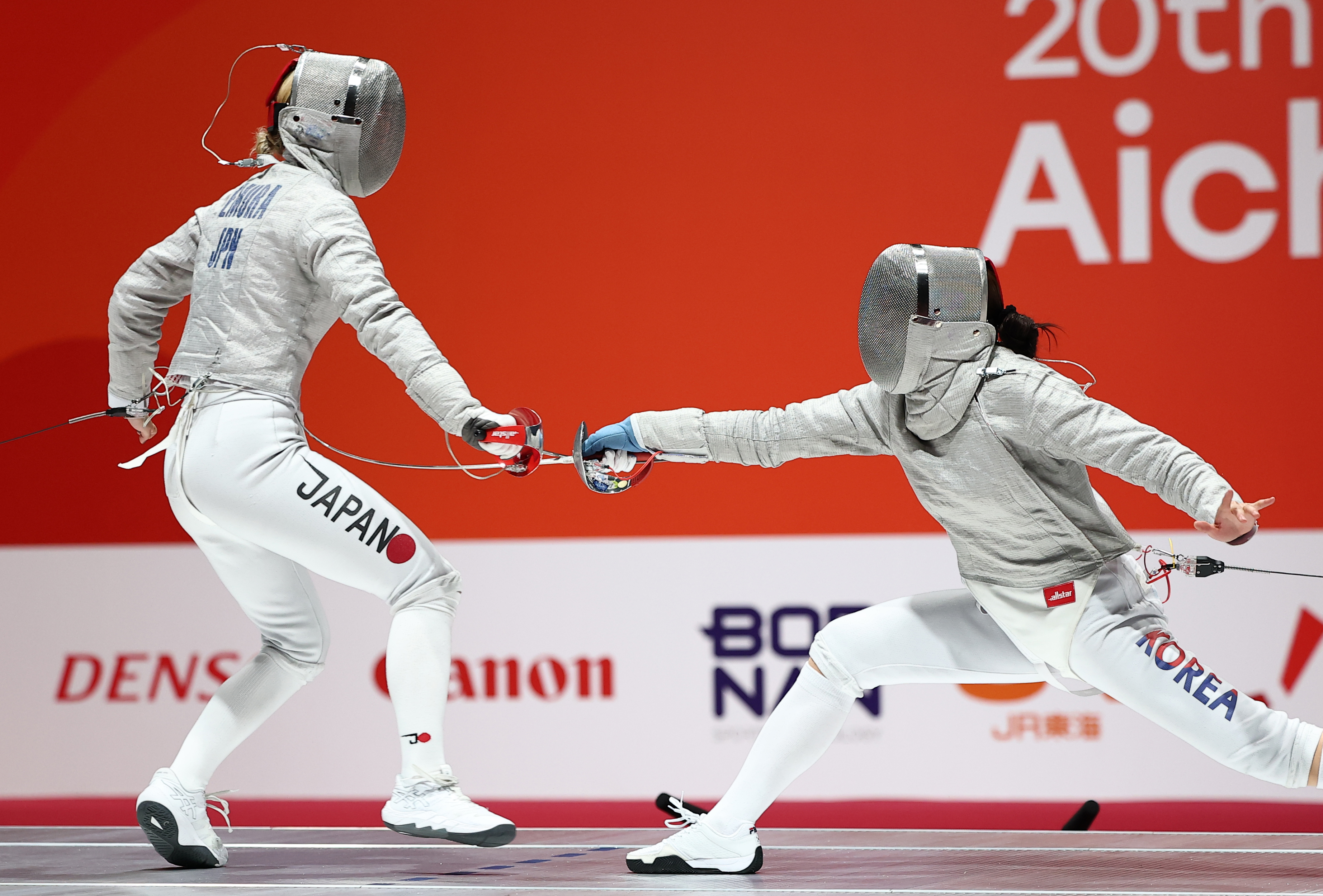 Trong trận chung kết đấu&nbsp;kiếm sabre&nbsp;đồng đội nữ của&nbsp;Đại hội Thể thao ch&acirc;u &Aacute; Aichi-Nagoya 2026 diễn ra ng&agrave;y 27/9 tại Aichi Sky Expo ở Tokoname, tỉnh Aichi, Nhật Bản, VĐV Seo Ji-yeon của H&agrave;n Quốc đang thực hiện pha tấn c&ocirc;ng trước VĐV Misaki Emura của Nhật Bản.