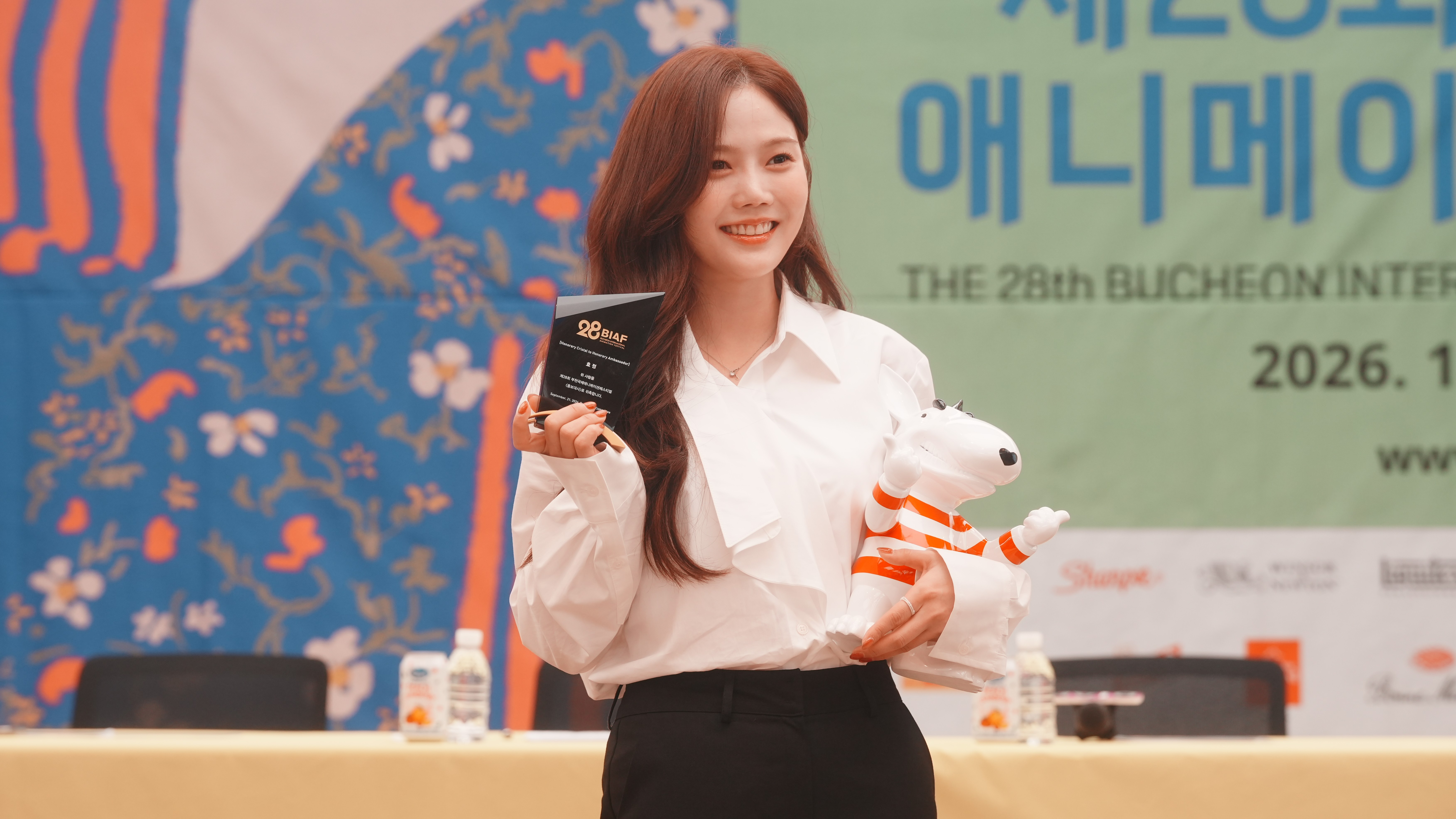 Hyojung, th&agrave;nh vi&ecirc;n nh&oacute;m nhạc nữ K-pop OH MY GIRL v&agrave; l&agrave; đại sứ quảng b&aacute; Li&ecirc;n hoan phim hoạt h&igrave;nh quốc tế Bucheon lần thứ 28 (BIAF 2026), tạo d&aacute;ng c&ugrave;ng linh vật &ldquo;Ppu Ppu&rdquo; của li&ecirc;n hoan tại buổi họp b&aacute;o diễn ra ng&agrave;y 21/9 tại Trung t&acirc;m B&aacute;o ch&iacute; H&agrave;n Quốc, quận Jung-gu, Seoul. (Ảnh: Li&ecirc;n hoan phim hoạt h&igrave;nh quốc tế Bucheon)