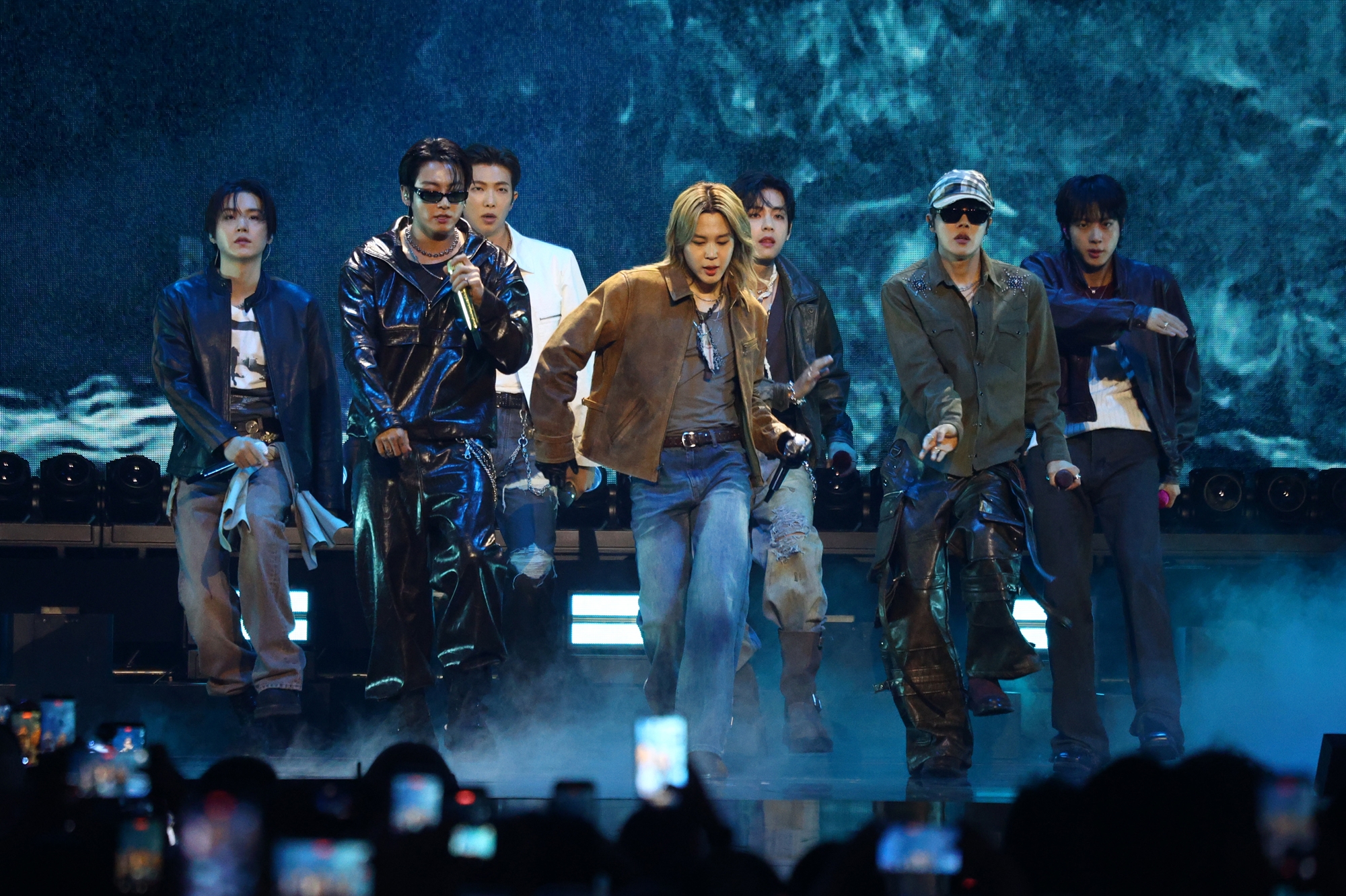 Nh&oacute;m nhạc BTS đ&atilde; gi&agrave;nh ba giải gồm &ldquo;Ca kh&uacute;c của năm&rdquo;, &ldquo;Best K-pop&rdquo; v&agrave; &ldquo;Nh&oacute;m nhạc xuất sắc nhất&rdquo; tại lễ trao giải &ldquo;MTV Video Music Awards (VMA) 2026&rdquo;, diễn ra ng&agrave;y 27/9 (giờ địa phương) tại Nh&agrave; h&aacute;t Peacock ở Los Angeles, Mỹ. Ảnh chụp BTS biểu diễn tại &ldquo;iHeartRadio Music Festival 2026&rdquo; ở T-Mobile Arena, Las Vegas, Mỹ, ng&agrave;y 18/9 (giờ địa phương). (Ảnh: Yonhap News)