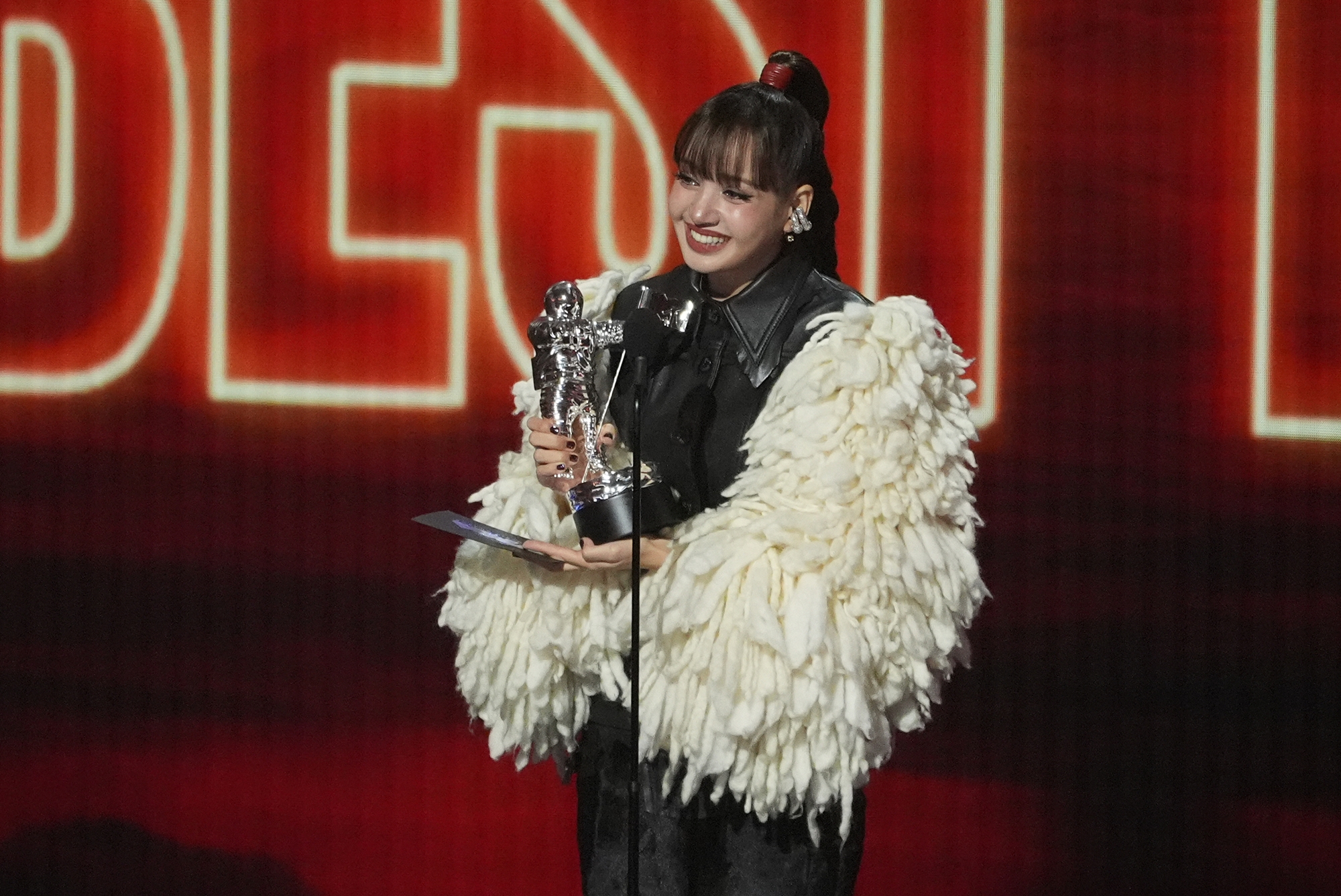 Lisa của BLACKPINK ph&aacute;t biểu cảm nghĩ sau khi gi&agrave;nh giải &ldquo;Best Pop&rdquo; với ca kh&uacute;c &ldquo;Dream&rdquo; trong album solo &ldquo;Alter Ego&rdquo; tại lễ trao giải &ldquo;MTV Video Music Awards (VMA) 2026&rdquo;, diễn ra ng&agrave;y 27/9&nbsp;(giờ địa phương) tại Nh&agrave; h&aacute;t Peacock ở Los Angeles, Mỹ. (Ảnh: Yonhap News)