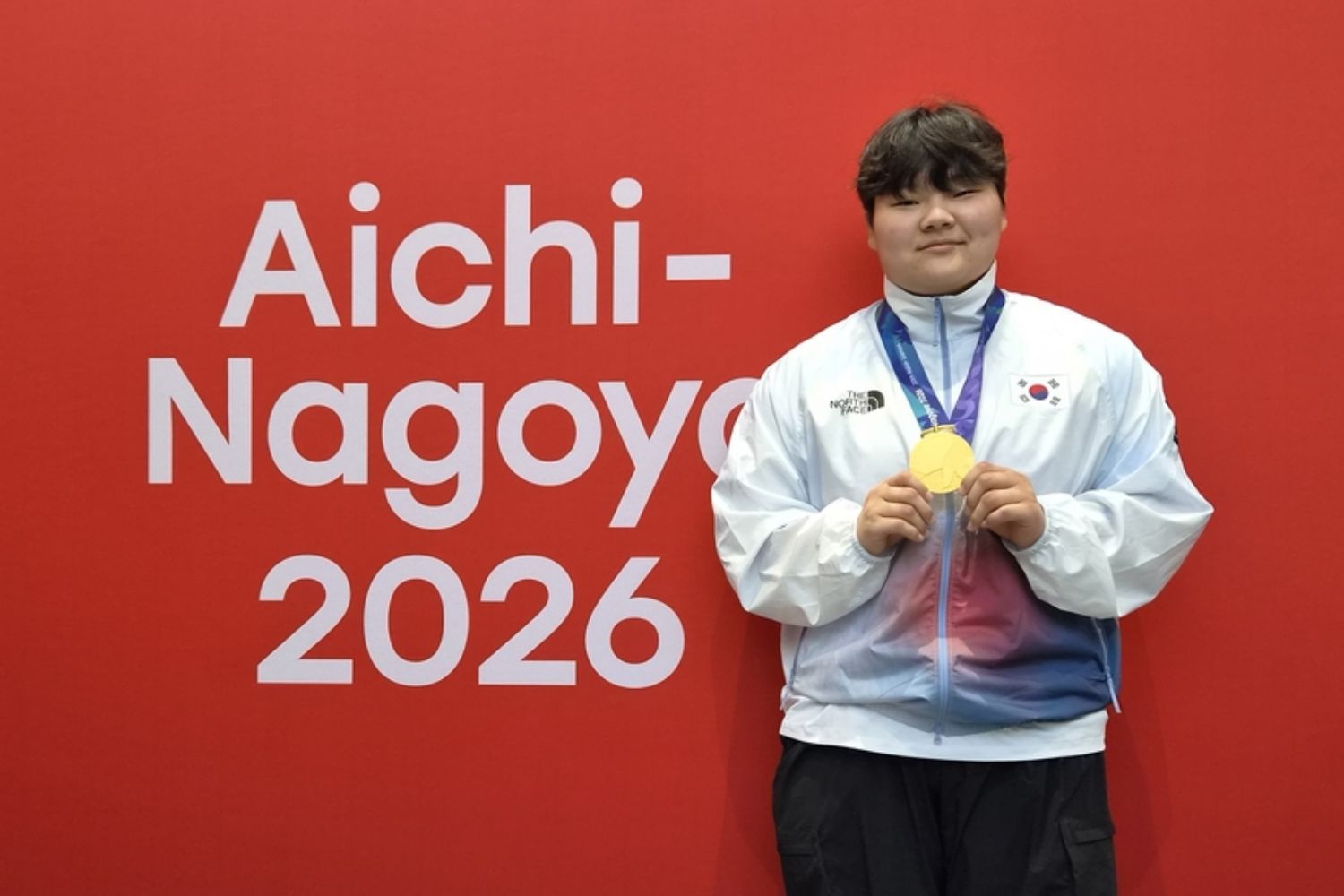 Kim Min-young giơ cao tấm HCV sau khi giành chức vô địch hạng trên 87 kg nữ môn Kurash tại Đại hội Thể thao châu Á Aichi-Nagoya 2026, diễn ra ngày 29/9 tại Nhà thi đấu võ thuật tỉnh Aichi, Nhật Bản. (Ảnh: Yonhap News)