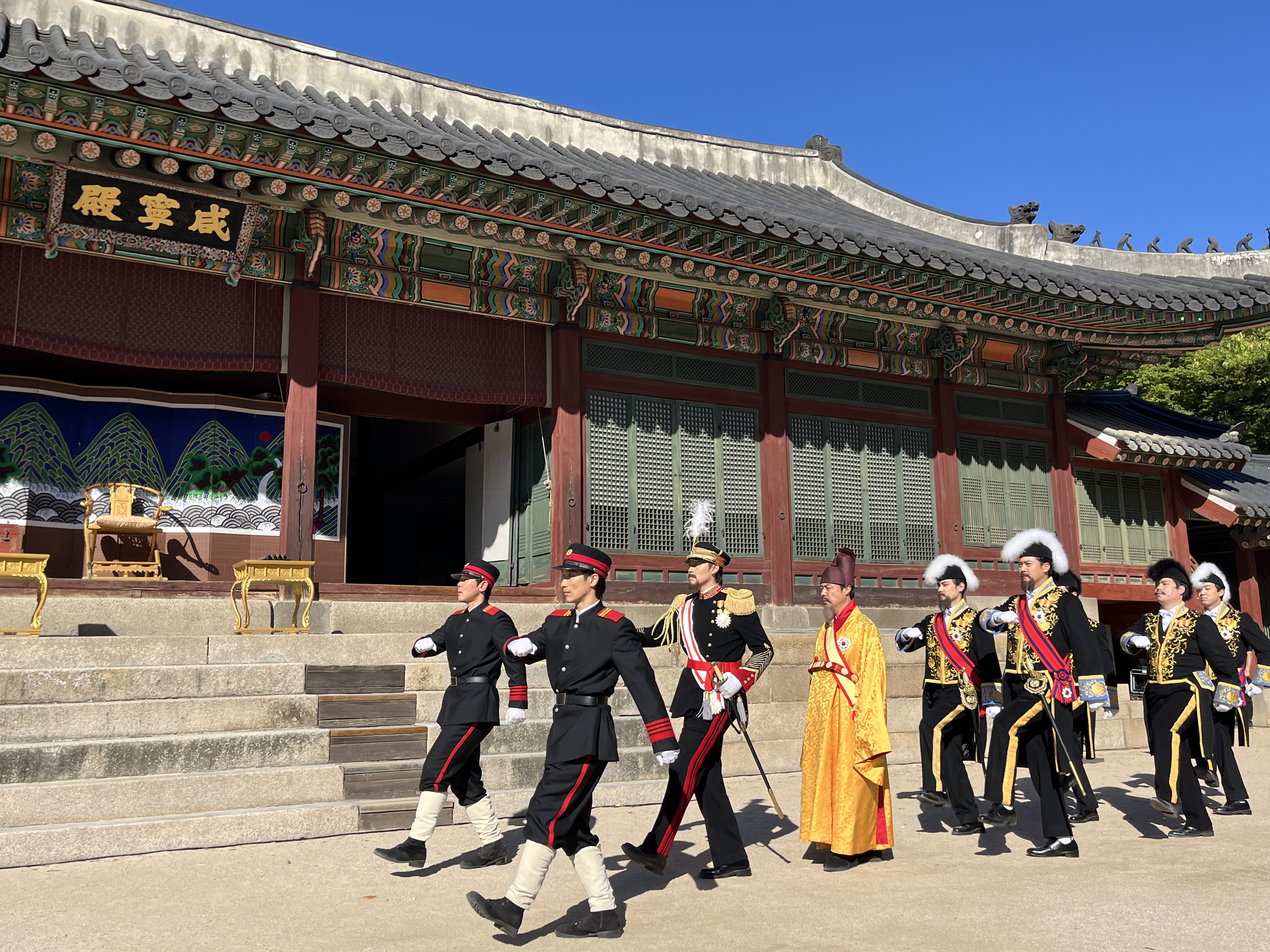 Một diễn vi&ecirc;n h&oacute;a th&acirc;n th&agrave;nh Ho&agrave;ng đế Gojong (thứ tư từ tr&aacute;i sang) c&ugrave;ng c&aacute;c quan lại v&agrave; binh l&iacute;nh tiến v&agrave;o điện Hamnyeongjeon. Những bước ch&acirc;n chậm r&atilde;i h&ograve;a c&ugrave;ng tiếng nhạc nền du dương tạo n&ecirc;n khung cảnh như đưa người xem ngược d&ograve;ng thời gian về qu&aacute; khứ. (Ảnh: Oh Jung Eun)