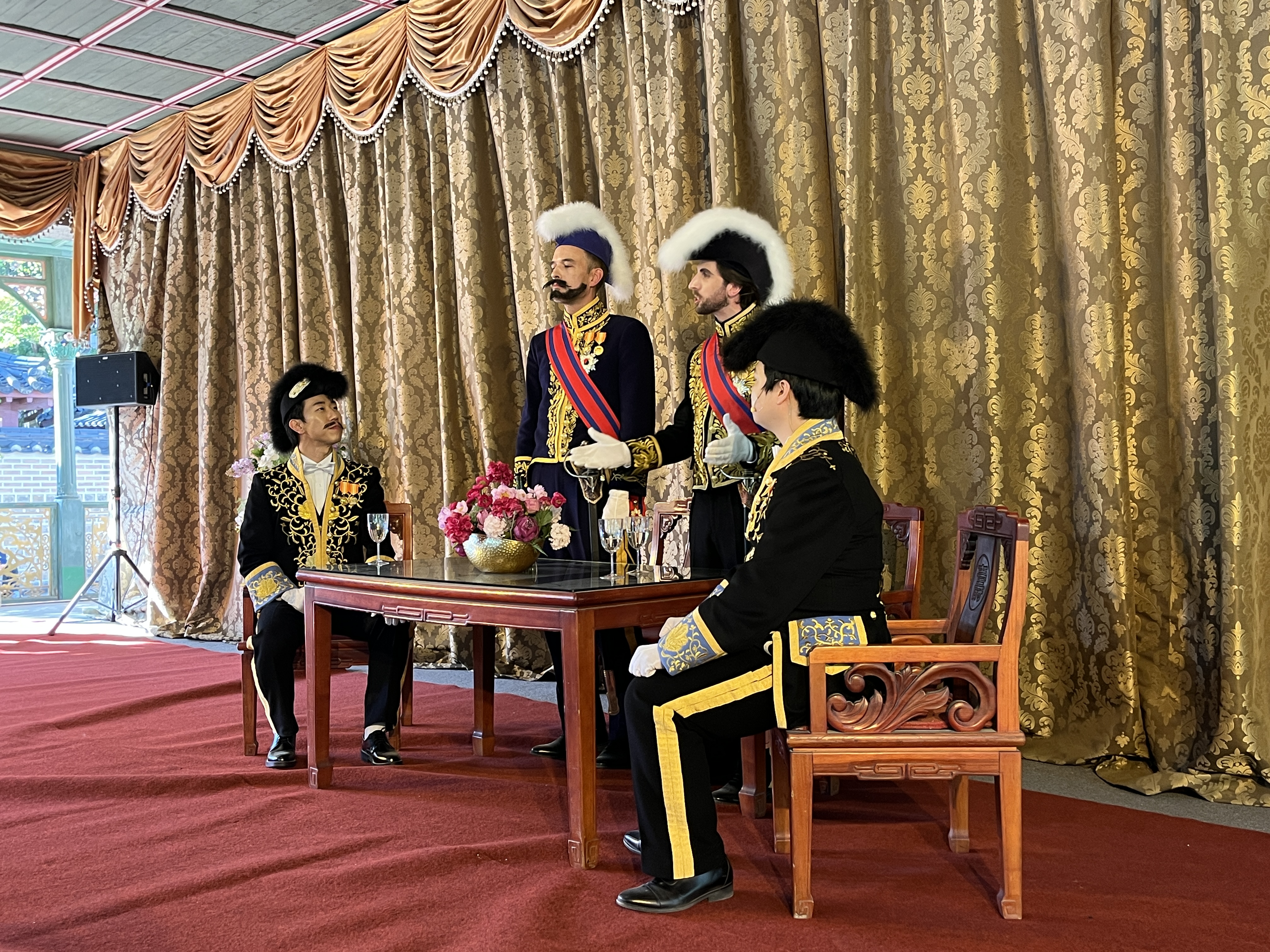(Từ tr&aacute;i sang)&nbsp;C&aacute;c diễn vi&ecirc;n h&oacute;a th&acirc;n th&agrave;nh Hyeon Sang-geon, C&ocirc;ng sứ Ph&aacute;p Collin de Plancy, Quyền C&ocirc;ng sứ Anh Gubbins v&agrave; Lee&nbsp;Han-eung đang tr&ograve; chuyện tại điện Jeonggwanheon. (Ảnh: Oh Jung Eun)