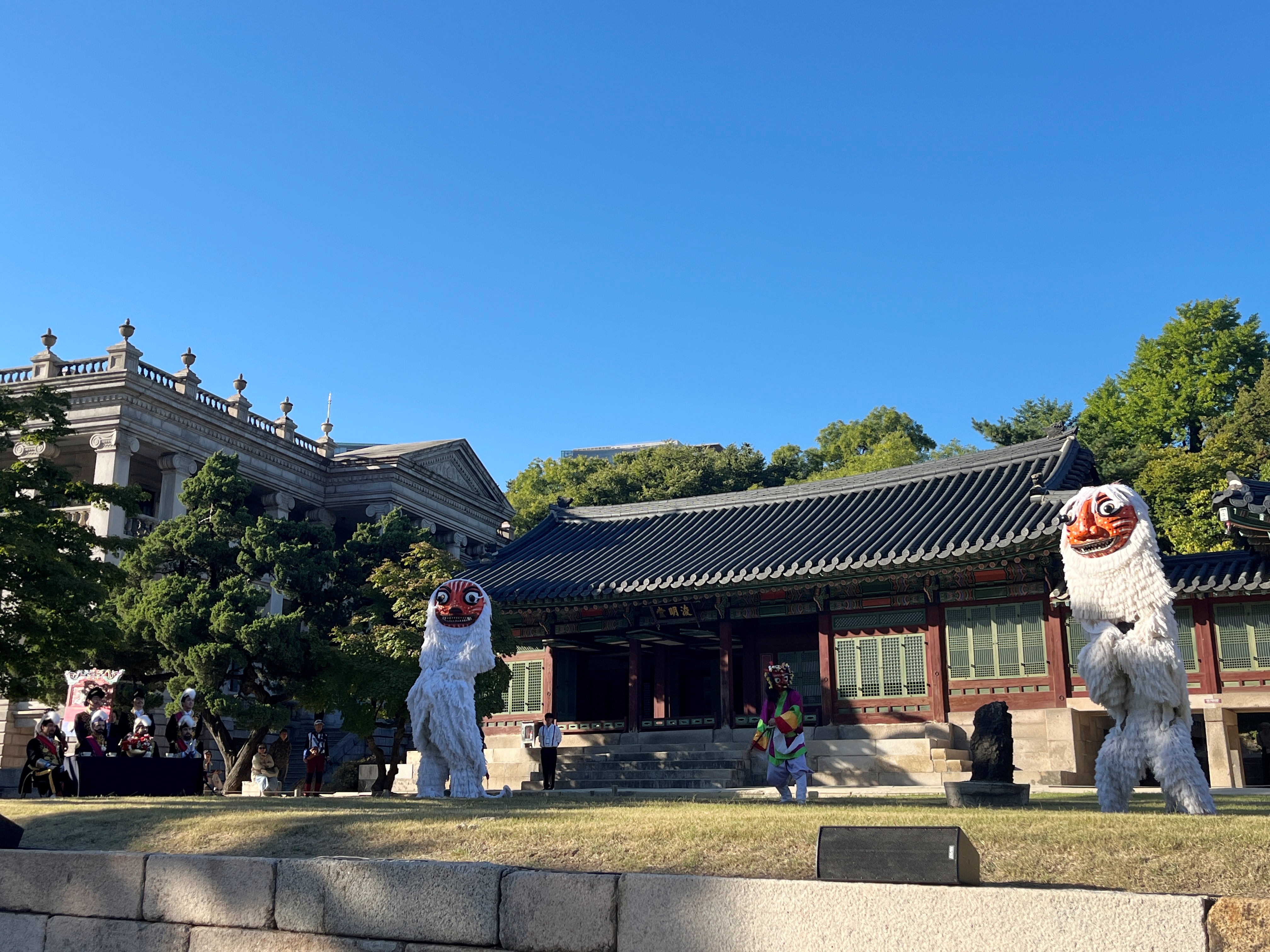 M&agrave;n t&aacute;i hiện điệu m&uacute;a sư tử diễn ra tại s&acirc;n ph&iacute;a trước điện Jeukjodang v&agrave; Junmyeongdang. (Ảnh: Oh Jung Eun)