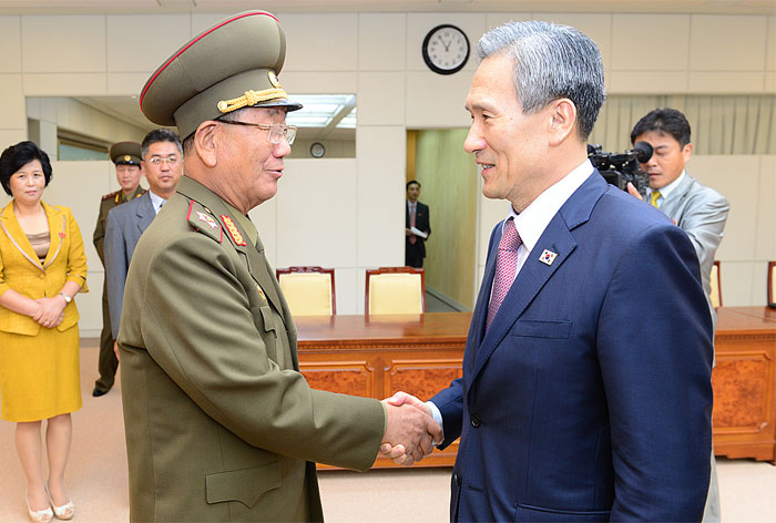 김관진 청와대 국가안보실장(오른쪽)과 북한의 황병서 군총정치국장이 25일 새벽 판문점에서 남북고위당국자 접촉을 마친 후 악수를 나눴다.