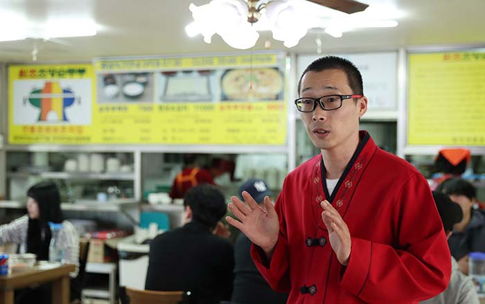 강원도 강릉시 초당동에서 ‘원조초당순두부’를 3대째 운영하고 있는 김훈희 대표가 강릉 동해 바닷물을 이용해 만드는 초당순두부에 대해 설명하고 있다.