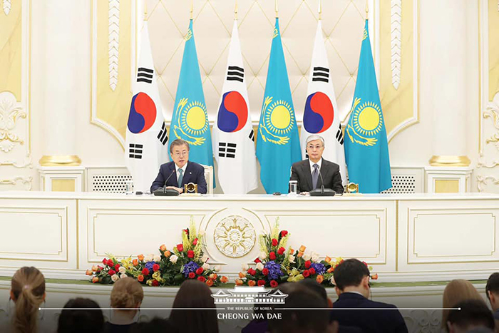 Ngày 22/4 (theo giờ địa phương), Tổng thống Hàn Quốc Moon Jae-in (bên trái) và Tổng thống Kazakhstan Kassym Jomart Tokayev đã tổ chức cuộc họp báo chung ở Dinh Tổng thống Ak Orda, thủ đô Nursultan. (Ảnh: Nhà Xanh)