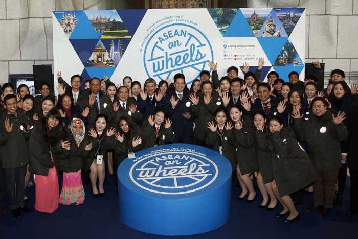 '아세안 로드쇼(ASEAN on Wheels)' 출정식에서 참석자들이 기념촬영을 하고 있다.
