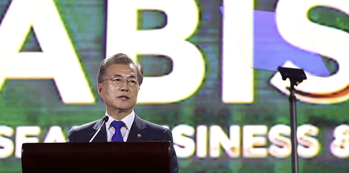 문재인 대통령이 13일(현지시간) ‘동남아시아국가연합 정상회의’ 기간 중 필리핀 마닐라 솔레어 호텔에서 개최된 ‘아세안 기업투자 서밋(ABIS)’에서 한국정부의 한·아세안 협력을 위한 새 비전으로 '한·아세안 미래공동체 구상'을 발표하고 있다. 연합뉴스