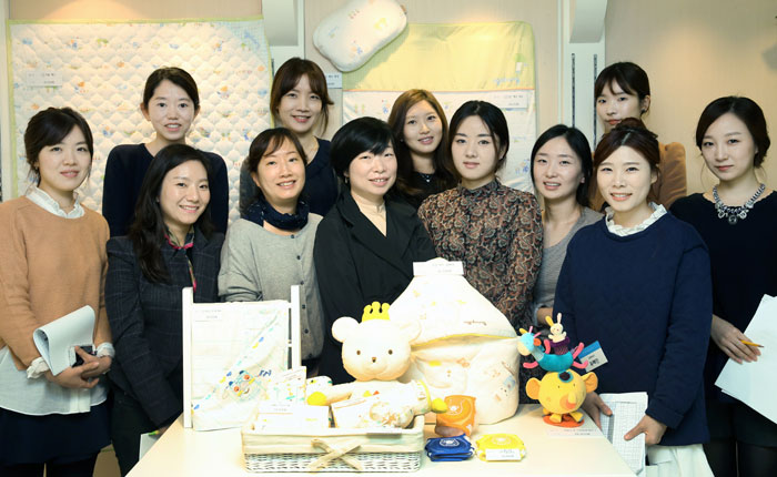 21일 열린 2015년 신제품 품평회장에서 포즈를 취하는 아가방의 원명주 의류디자인실장(가운데)과 디자이너들, 이들의 목표는 디자인과 품질, 실용성을 모두 갖춘 제품을 만드는 것이다.