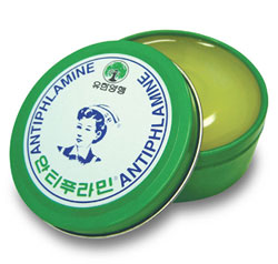 녹색 철제 캔에 간호사가 그려진 안티푸라민 연고 생산초기 모델. 현재는 단종됐다.