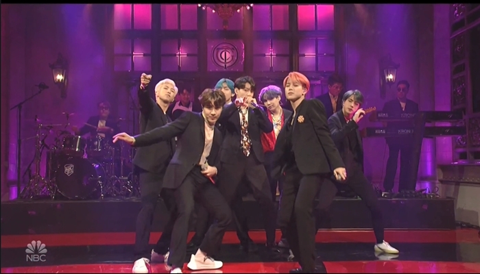 Ngày 13/4 (theo giờ Mỹ), BTS đã biểu diễn bài hát mới thuộc mini album thứ 6 của mình tại Saturday Night Live (SNL) là chương trình hài kịch nổi tiếng của Mỹ. (Ảnh: Hình chụp màn hình chương trình Saturday Night Live)