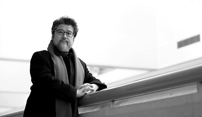 성악가는 절대 마이크를 들어서는 안된다는 믿음과 관객들과 눈을 맞춰가는 소통이 필요하다고 역설하는 바리톤 김승철 교수.