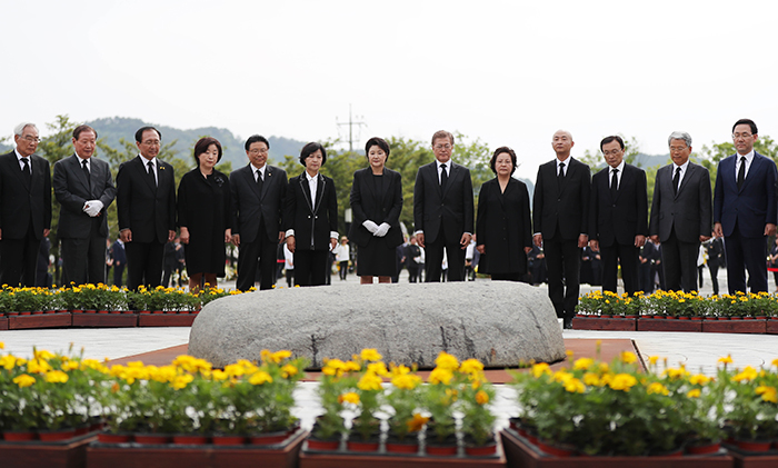 Tổng thống Moon Jae In (thứ 6 từ bên phải) và phu nhân Kim Jung Sook(giữa), phu nhân cố Tổng thống Roh Moo Hyun Kwon Yang Sook (thứ 5 từ bên phải) cùng một số lãnh đạo đã dự Lễ tưởng niệm kỷ niệm 8 năm ngày mất của Cố tổng thống Roh Moo Hyun tại khu mộ của ông ở Làng Bong-ha, xã Jin-yeong, thành phố Gimhae, Gyeongsang ngày 23/5/2017. 