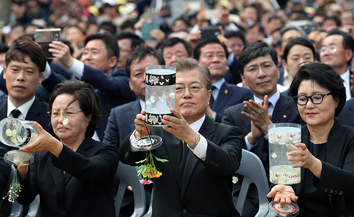 Tổng thống Moon Jae In (ở giữa) và phu nhân Kim Jung Sook (bên phải), phu nhân Cố Tổng thống Roh Moo Hyun Kwon Yang Sook (Bên trái) thả bướm bay tại Lễ tưởng niệm 8 năm ngày mất Cố Tổng thống Roh Moo Hyun được tổ chức ở khu mộ Cố tổng thống Roh Moo Hyun tại Làng Bongha, xã Jin-yeong, thành phố Gimhae, Gyeongnam ngày 23/5.