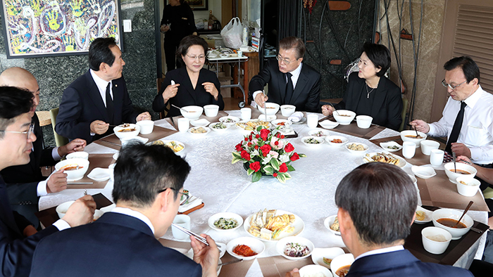 hân chuyến viếng thăm Làng Bongha, xã Jinyeong, Thành phố Gimhae, Gyeongnam và dự Lễ tưởng niệm 8 năm ngày mất của Cố Tổng thống Roh Moo Hyun ở khu mộ của ông ngày 23/5, Tổng thống Moon Jae In (Thứ 3 từ bên phải) và phu nhân Kim Jung Sook (thứ 2 từ bên phải) nếm thử Món ăn mà Phu nhân Cố Tổng thống Roh Moo Hyun, Bà Kwon Yang Sook (Thứ 2 từ bên trái)