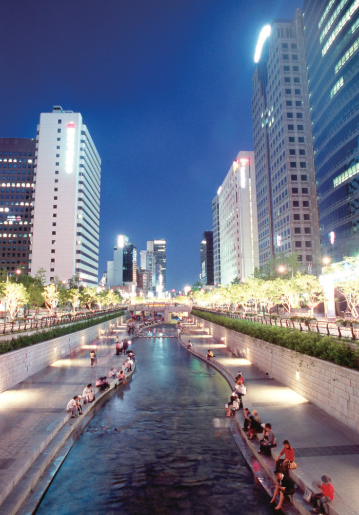 Cheonggyecheon Stream Plaza. An attractive space for relaxation and refreshment in the heart of downtown Seoul