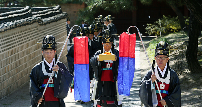 27일 제관들이 칠궁제를 봉행하고 있다. 