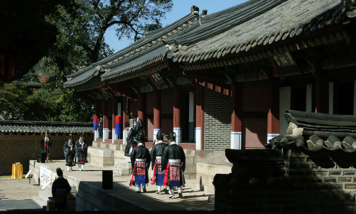 27일 제관들이 저경궁, 대빈궁, 선희궁, 경우궁에서 예를 올리고 있다. 